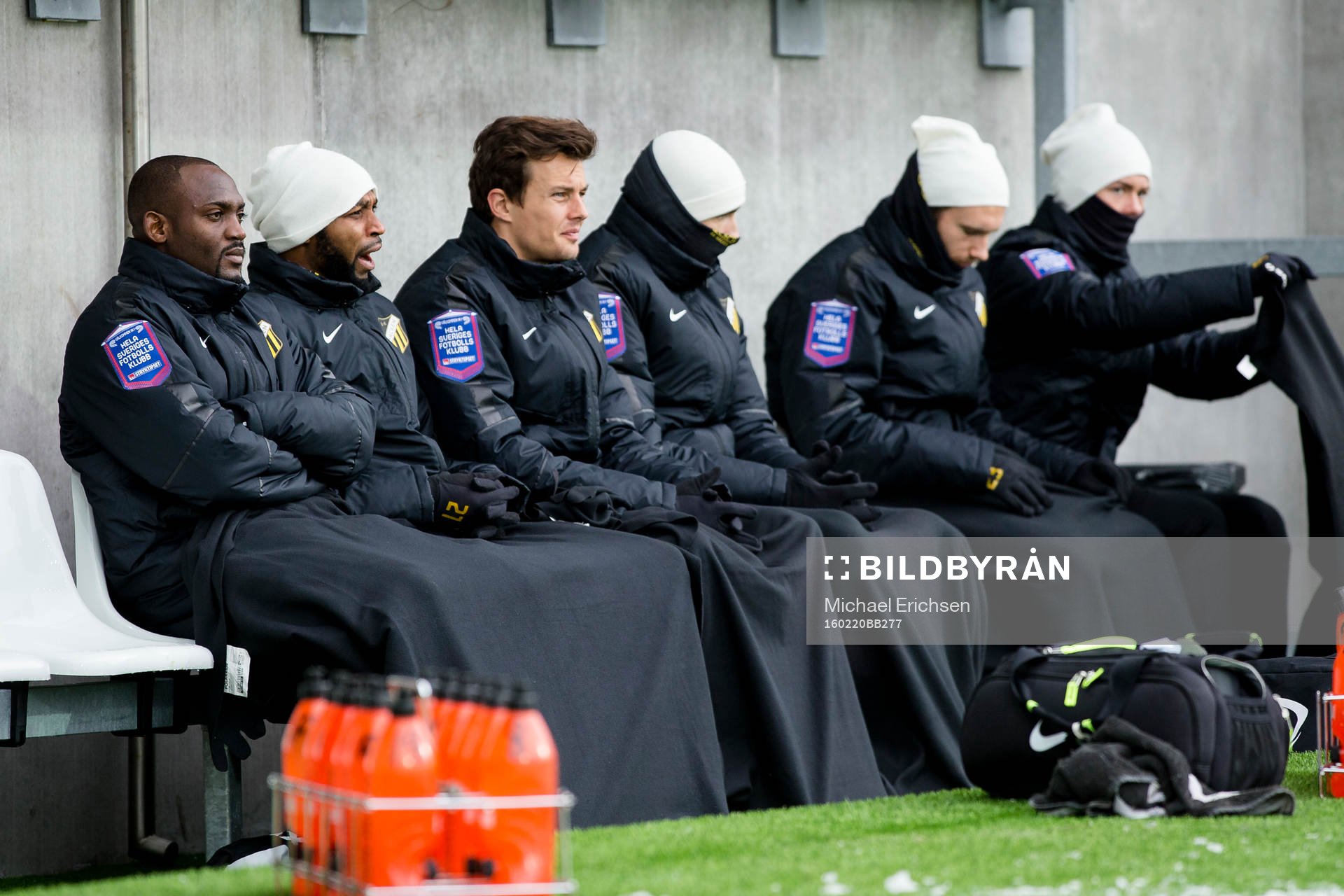 Häckens bänk fr.v. John Owoeri, René Makondele, Niels