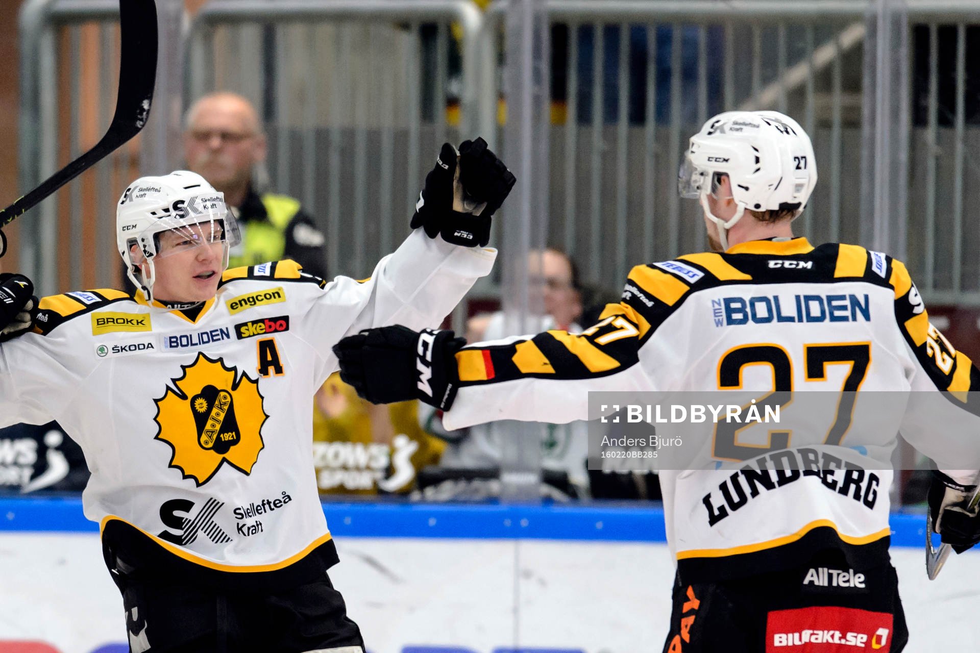 Skellefteås Mattias Ritola och Patrik Zackrisson jublar