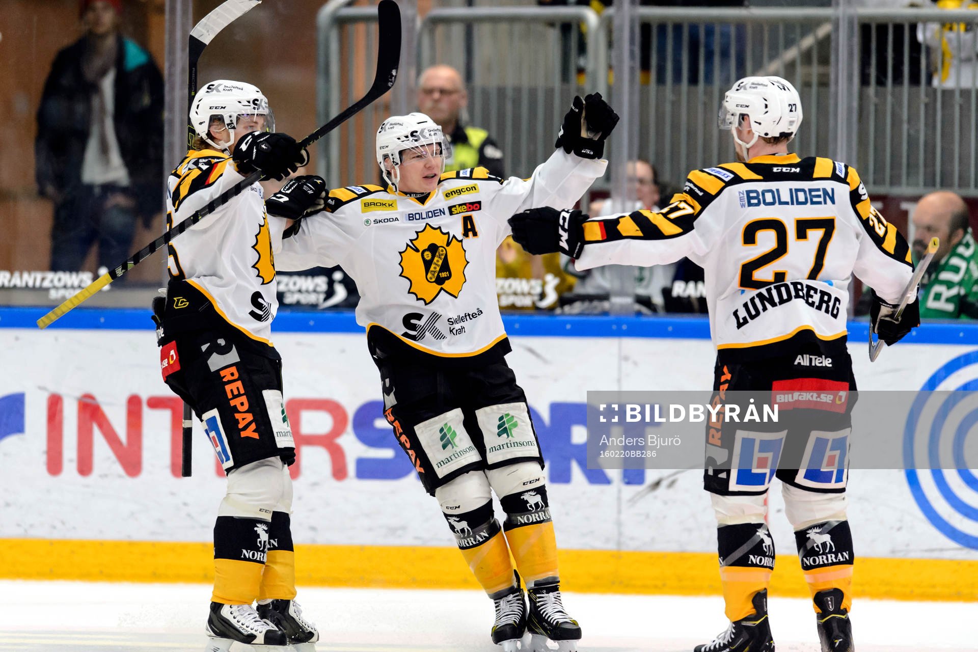 Skellefteås Mattias Ritola och Patrik Zackrisson jublar
