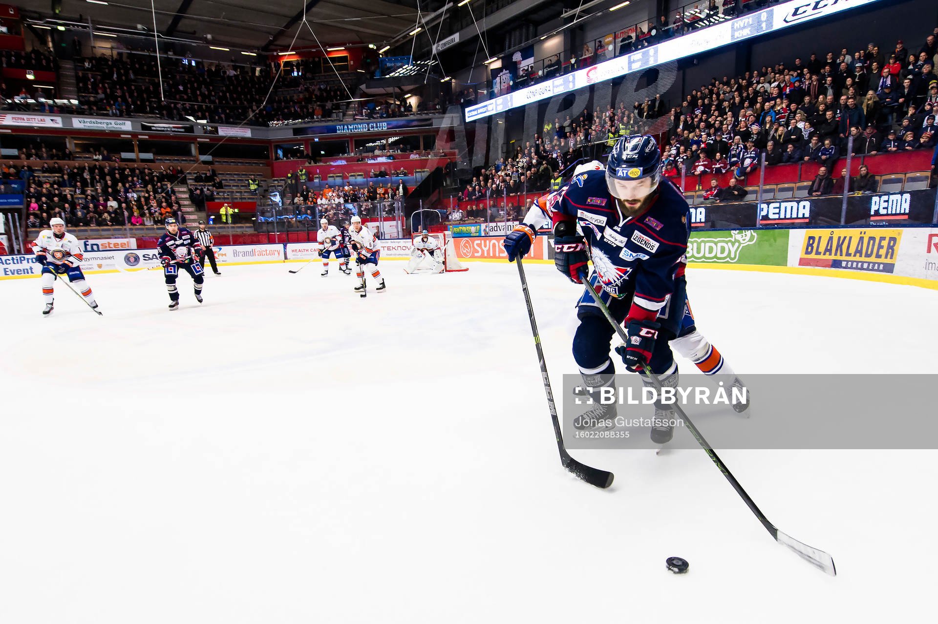 Linköpings Niklas Persson med pucken