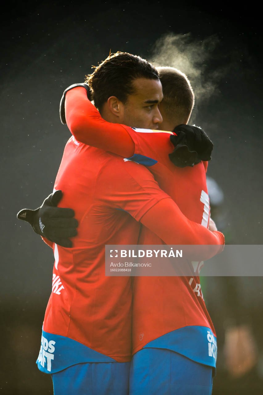Helsingborgs Matthew Rusike och Jordan Larsson jublar under fotbollsmatchen i Svenska Cupen mellan Helsingborg och GAIS den 20 februari 2016 i Helsingborg.