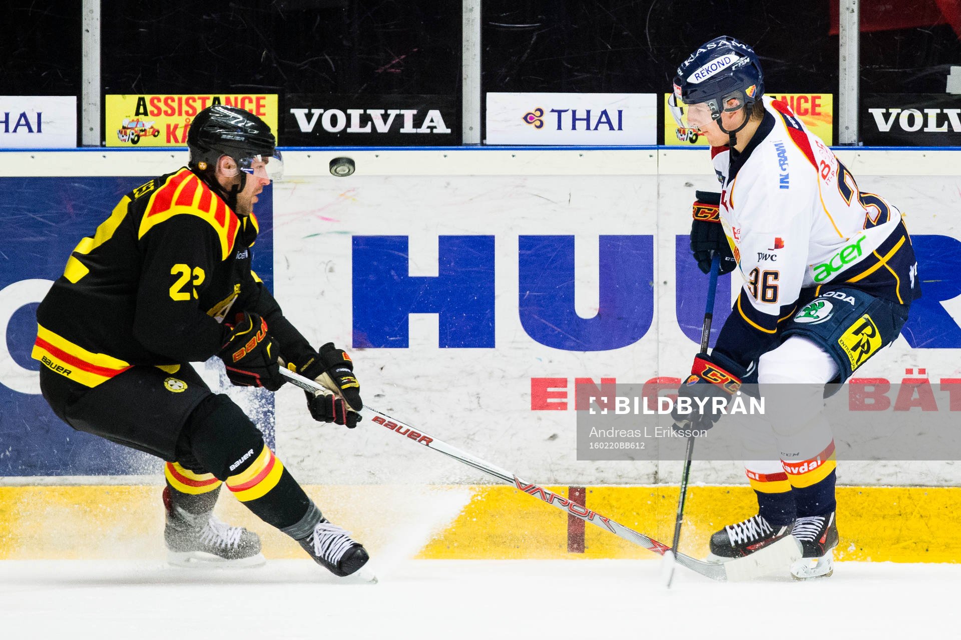 Brynäs Jörgen Sundqvist i kamp om pucken med Djurgårdens