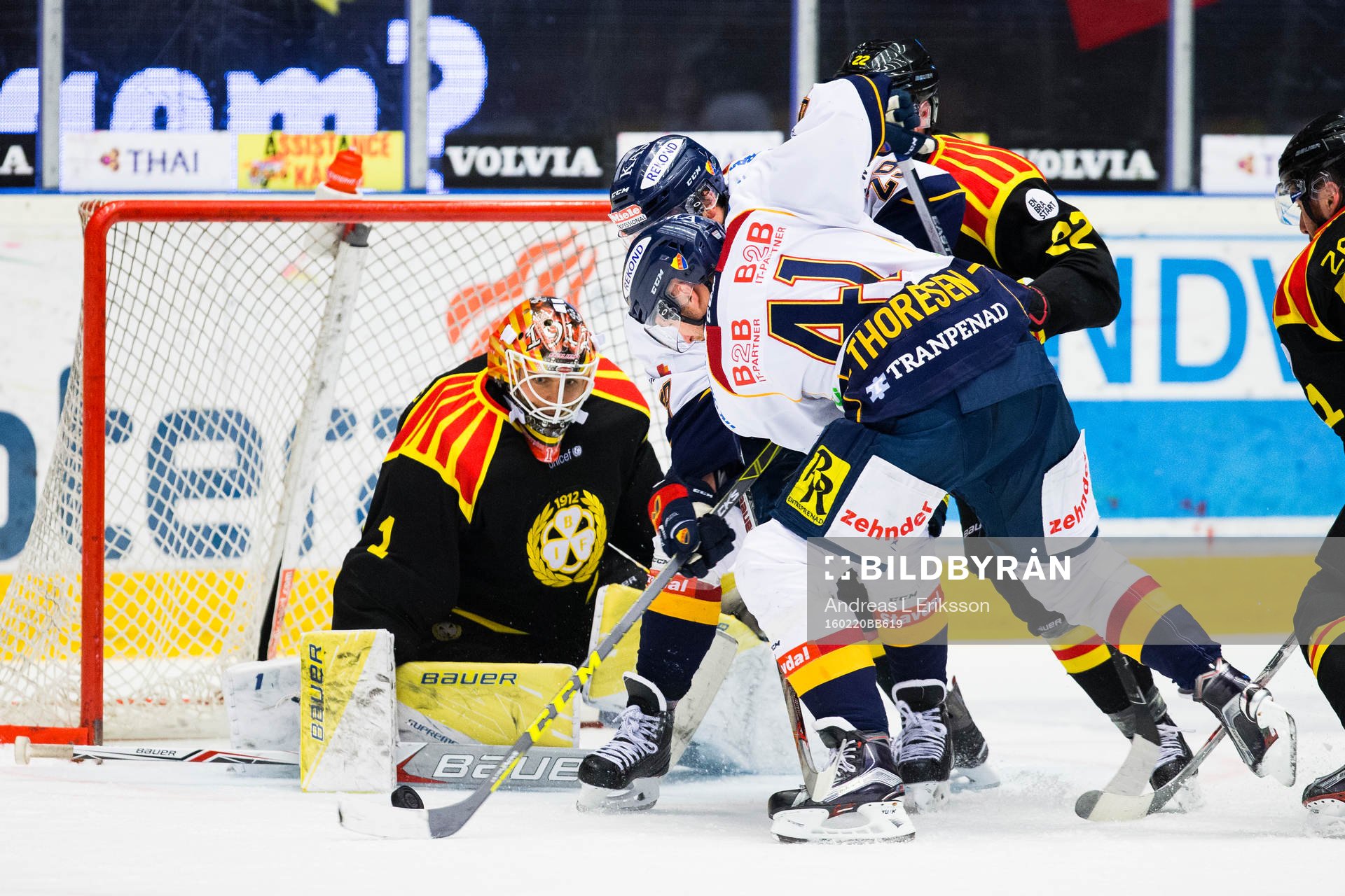Brynäs målvakt Felix Sandström håller blicken på