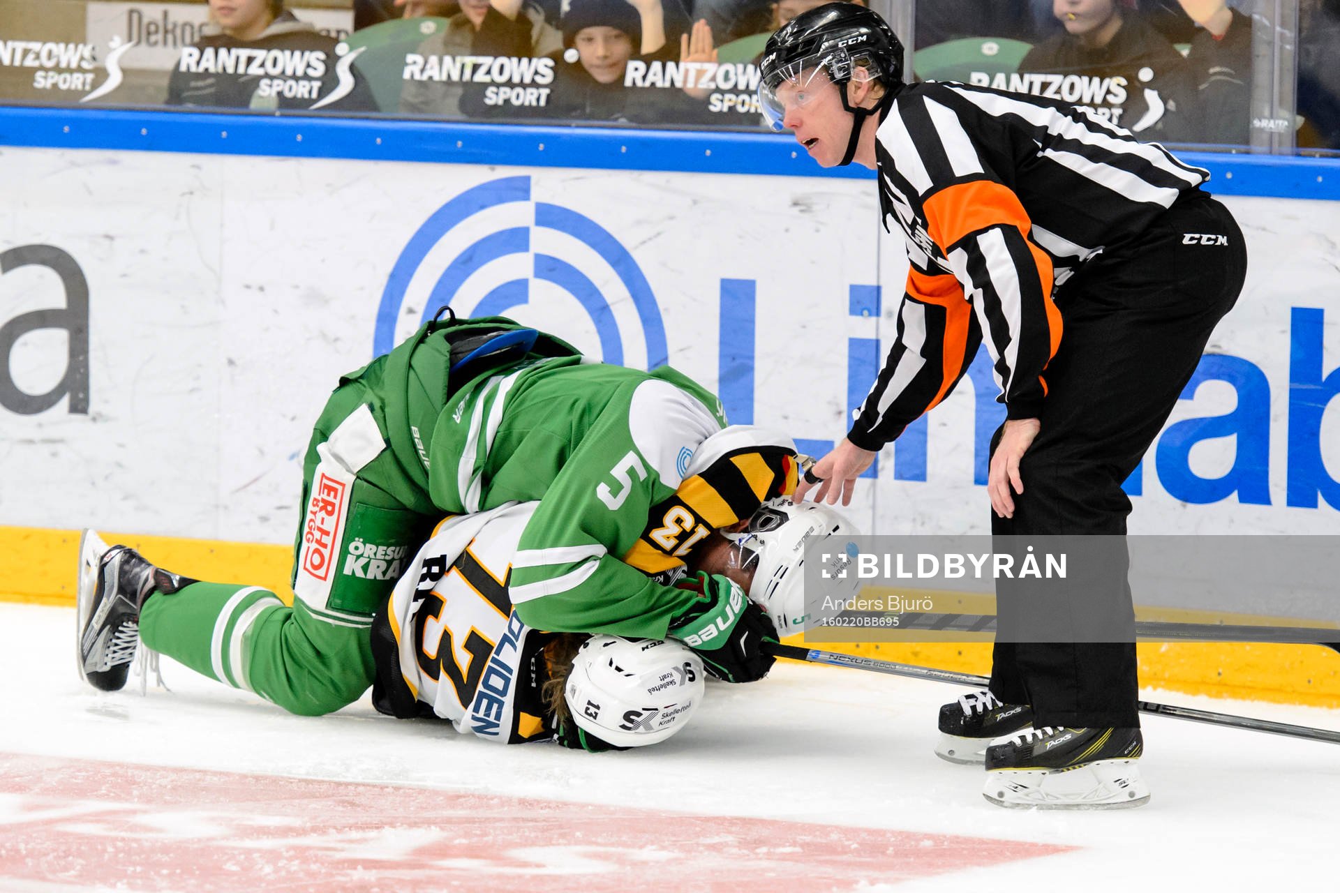 Rögles Alen Bibic och Skellefteås Mattias Ritola brottas