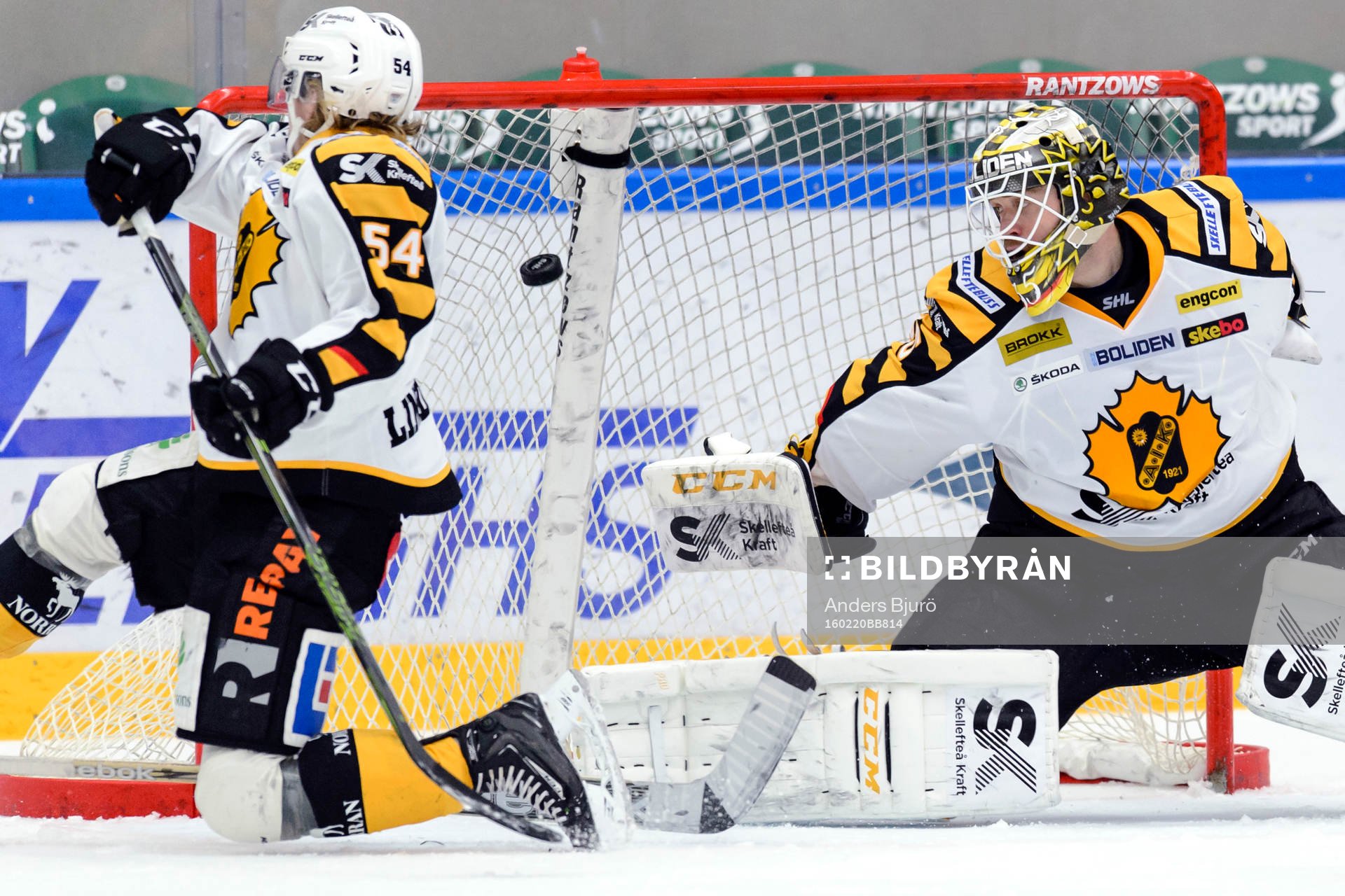Rögles Sebastian Wännström (ej i bild) gör 1-2