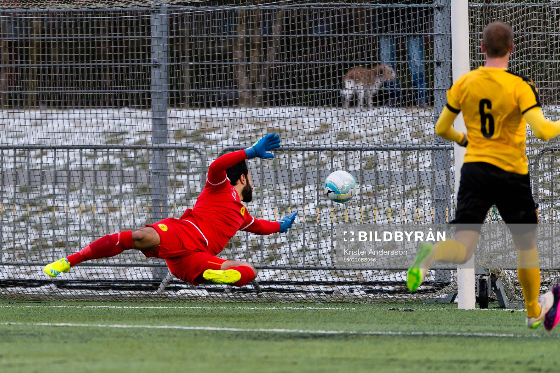 Frejs målvakt Marko Atanackovic ser bollen gå in till 1-0