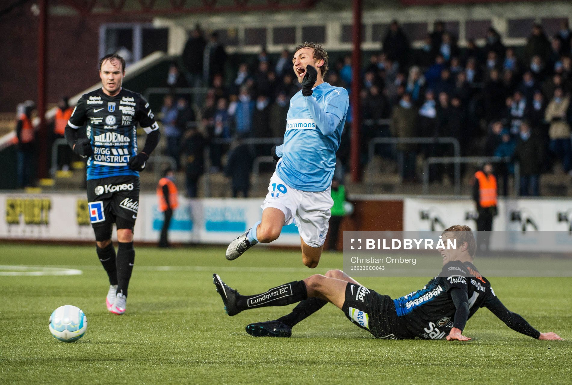 Malmö FFs Jo Inge Berget fälls av Oscar Pehrsson