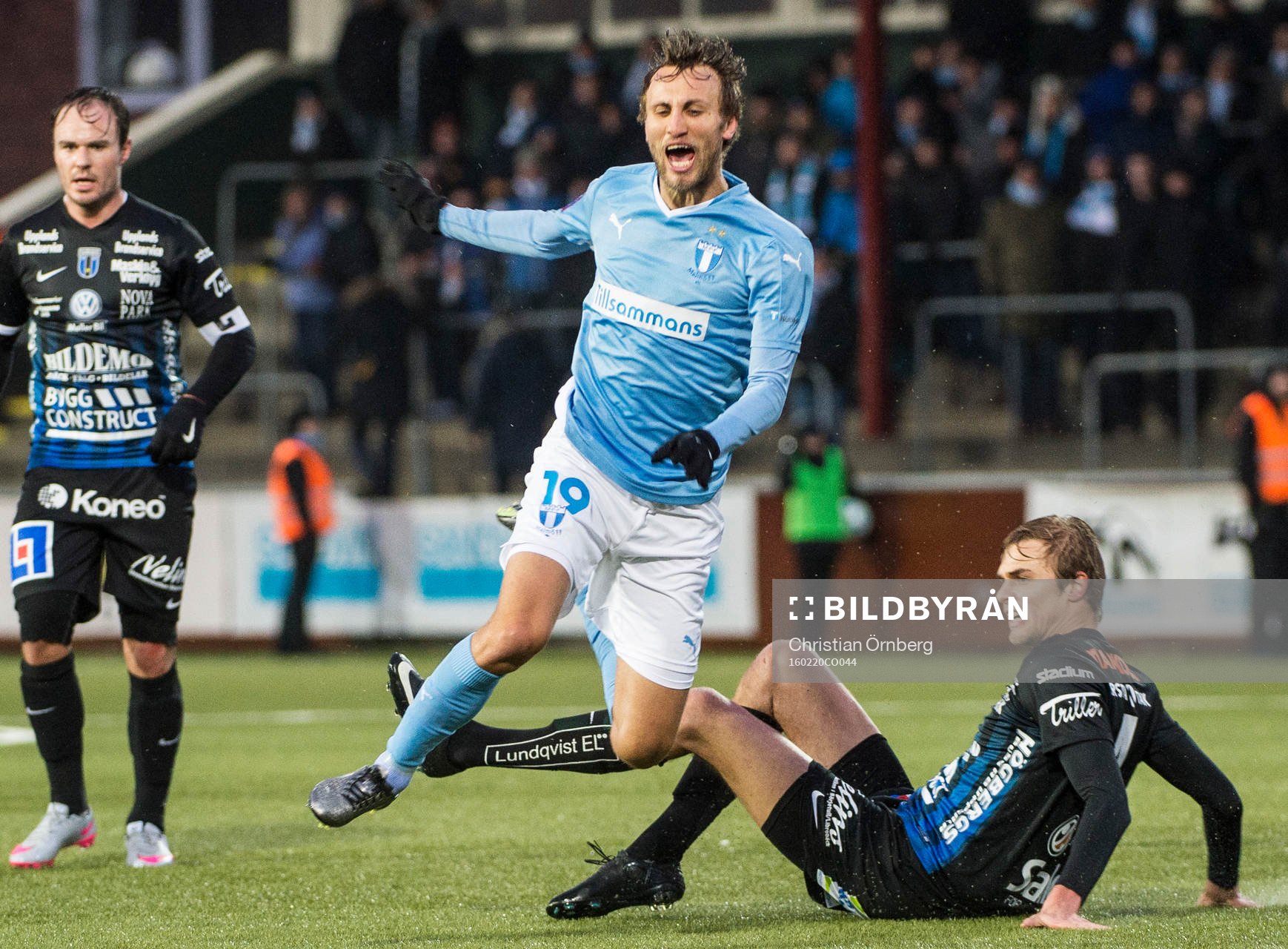 Malmö FFs Jo Inge Berget fälls av Oscar Pehrsson