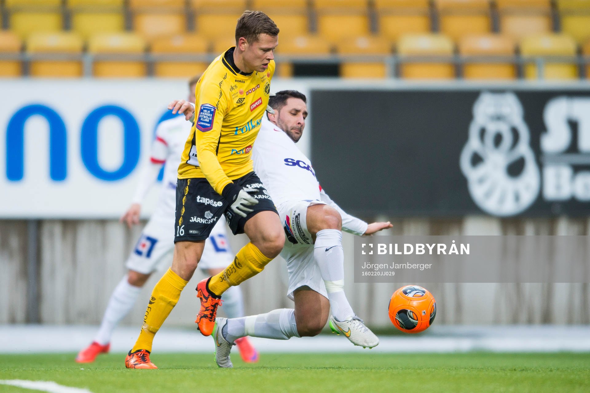 Elfsborgs Viktor Claesson och Assyriskas David Durmaz