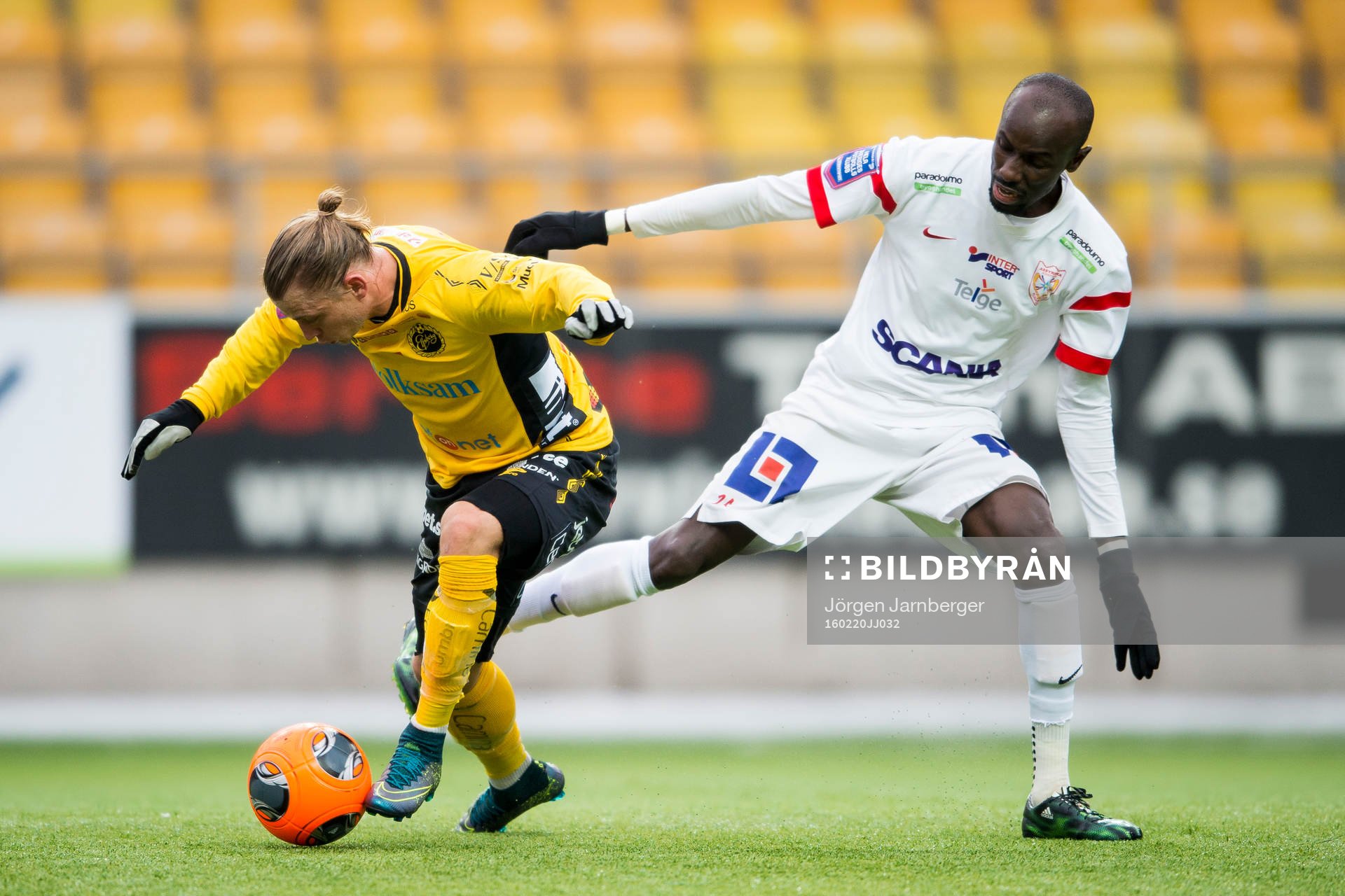 Kamp mellan Elfsborgs Simon Hedlund och Assyriskas Aziz