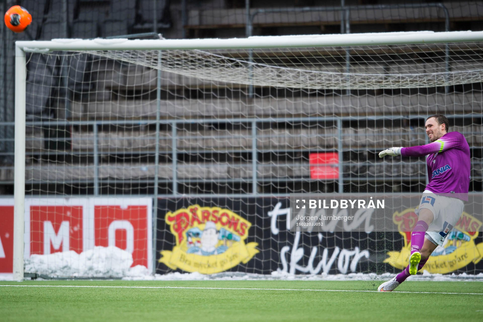 Assyriskas målvakt Robin Malmkvist skjuter utspark
