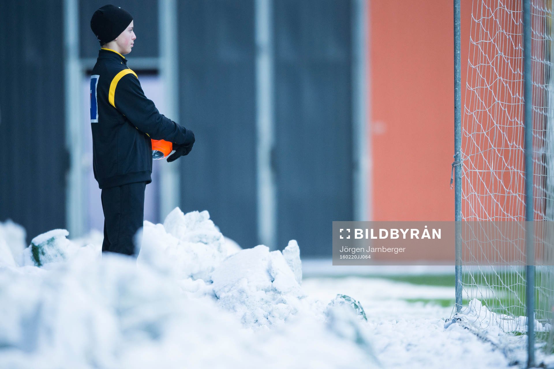 Bollpojke i snö under en fotbollsmatch i Svenska cupen mellan Elfsborg och Assyriska den 20 februari 2016 i Borås.