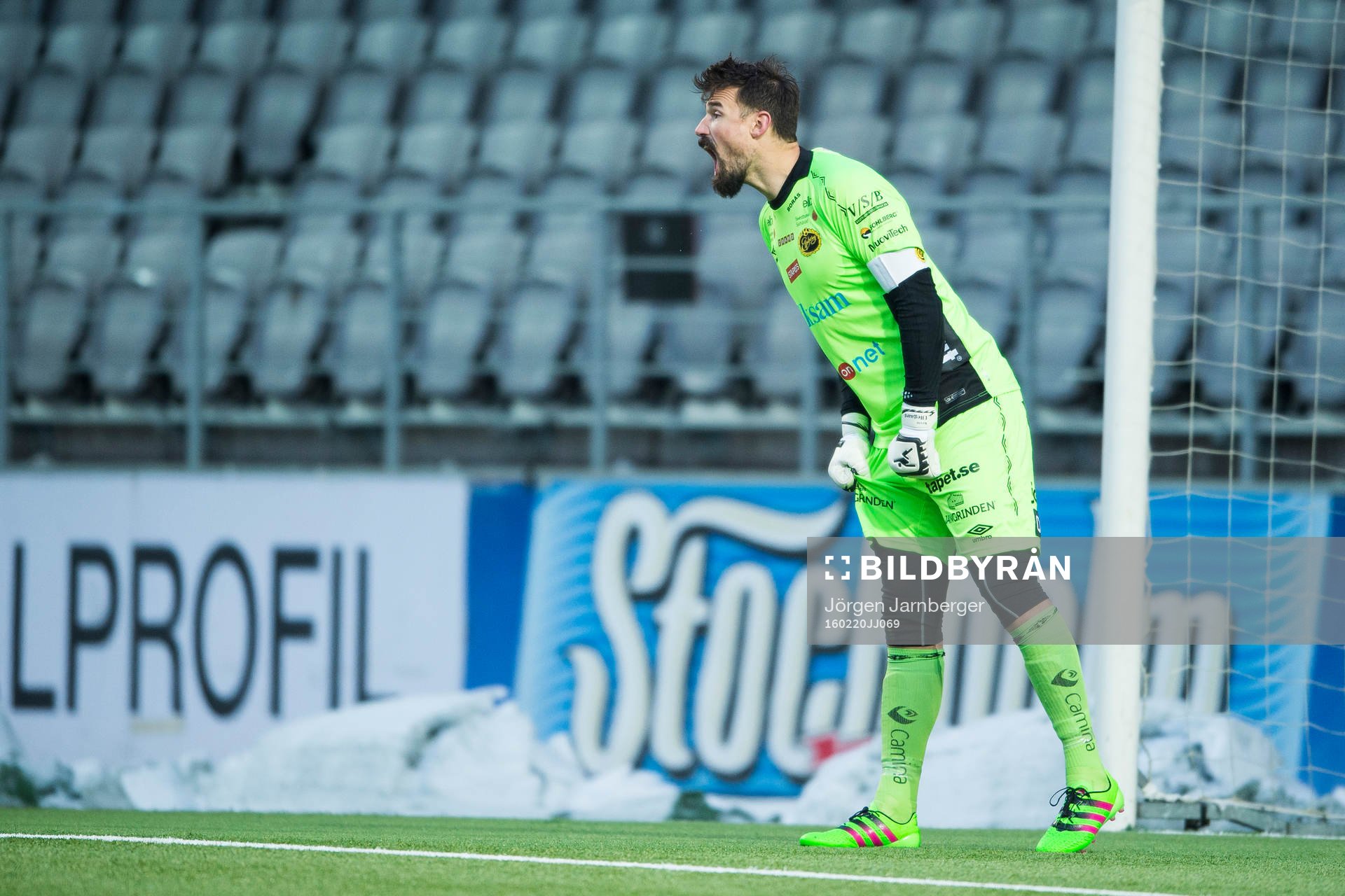 Elfsborgs målvakt Kevin Stuhr Ellegaard ropar på spelarna under en fotbollsmatch i Svenska cupen mellan Elfsborg och Assyriska den 20 februari 2016 i Borås.