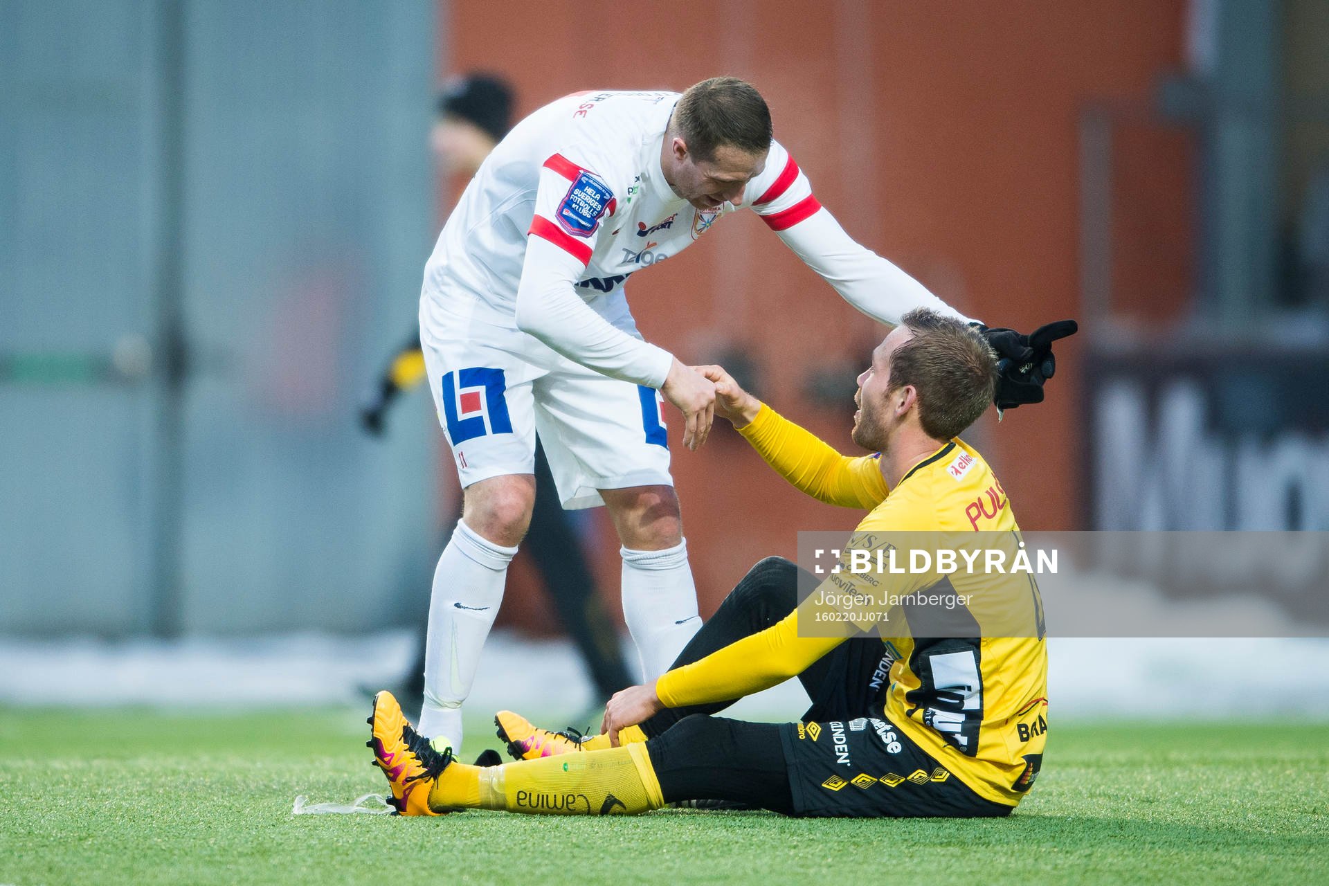 Assyriskas Kenny Pavey tackar Elfsborgs Anders Randrup för matchen under en fotbollsmatch i Svenska cupen mellan Elfsborg och Assyriska den 20 februari 2016 i Borås.