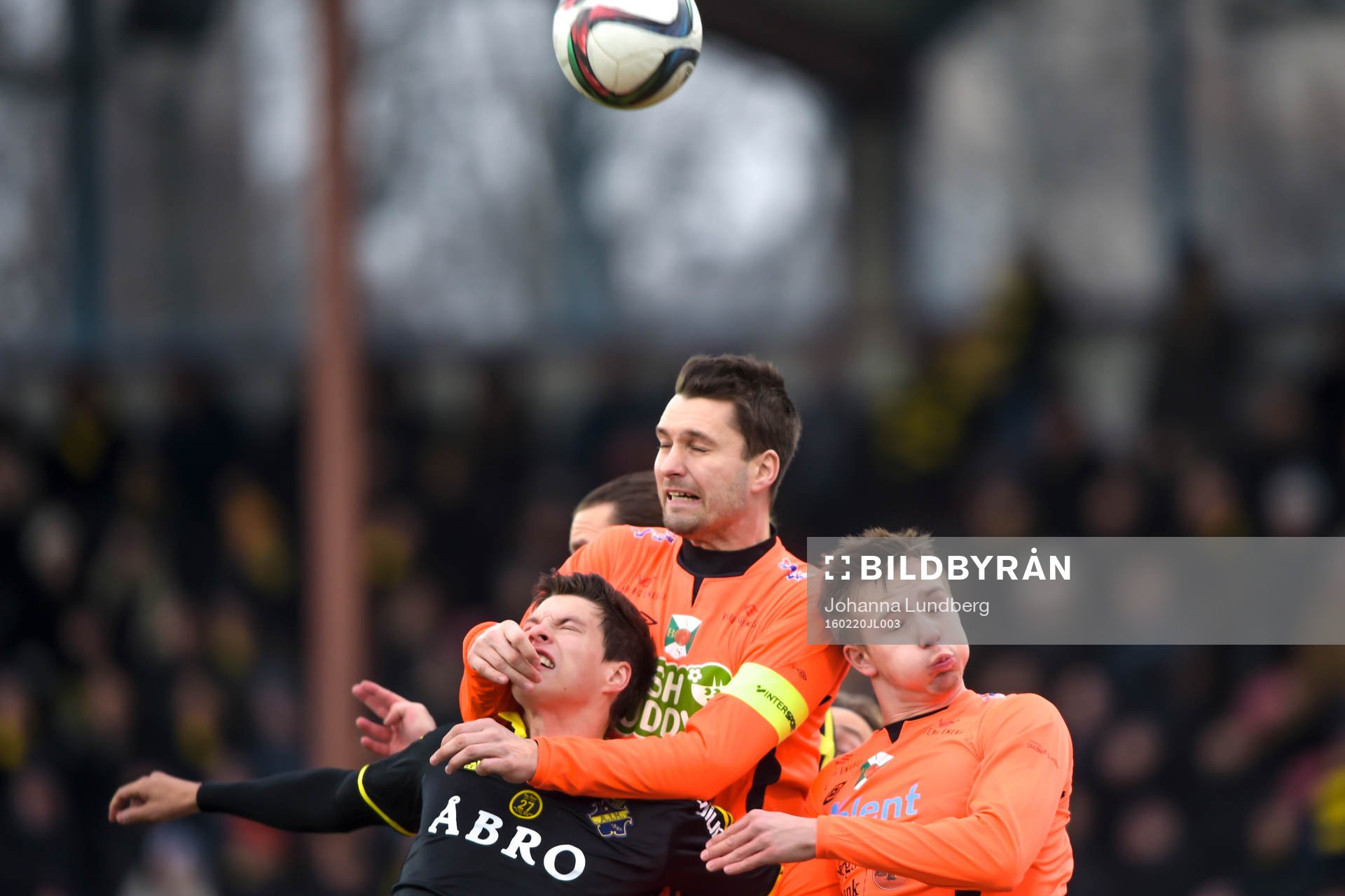AIK:s Sauli Väisänen i en nickduell med Varbergs Peter Nyström under fotbollsmatchen i Svenska cupen mellan AIK och Varberg den 20 februari 2016 i Stockholm.