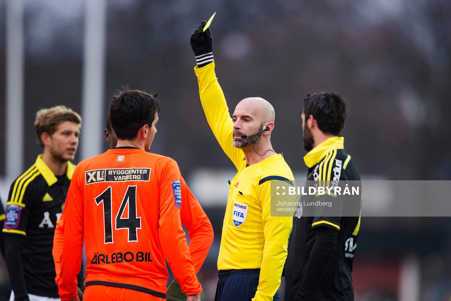 Domare Stefan Johannesson delar ut ett gult kort till