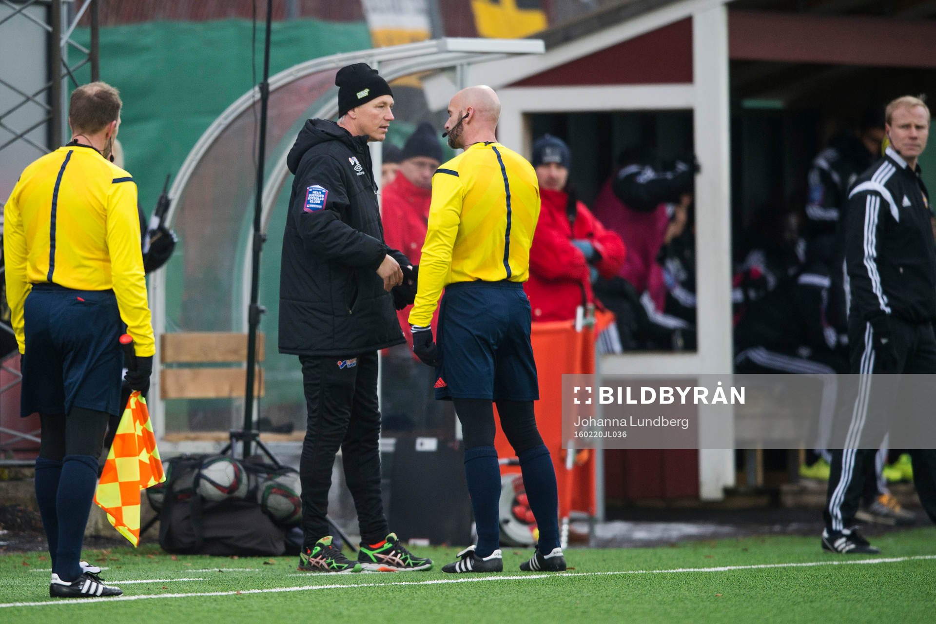 Varbergs tränare Jörgen Wålemark pratar med domare