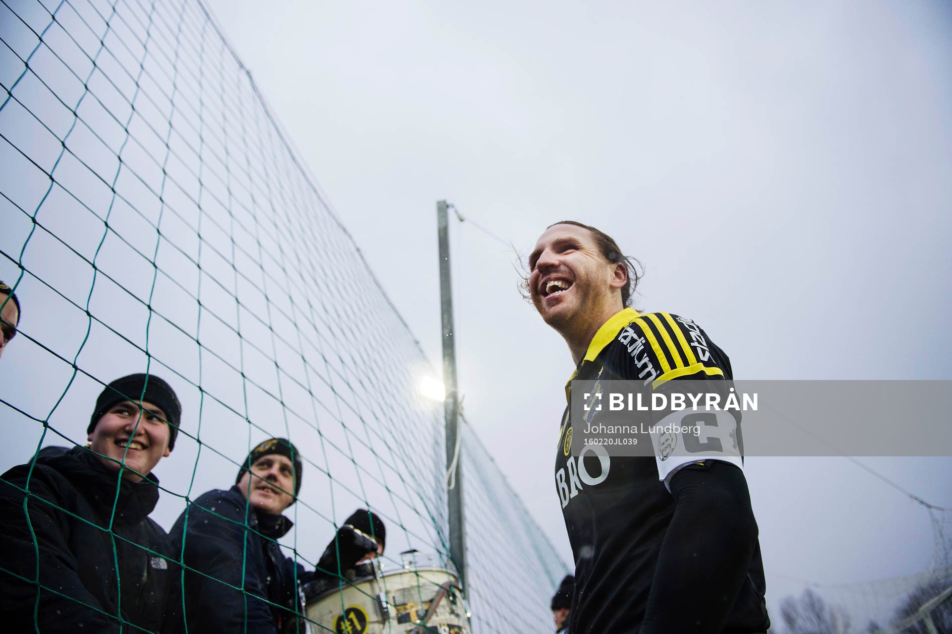 AIK:s Nils-Eric Johansson jublar med publiken efter fotbollsmatchen i Svenska cupen mellan AIK och Varberg den 20 februari 2016 i Stockholm.