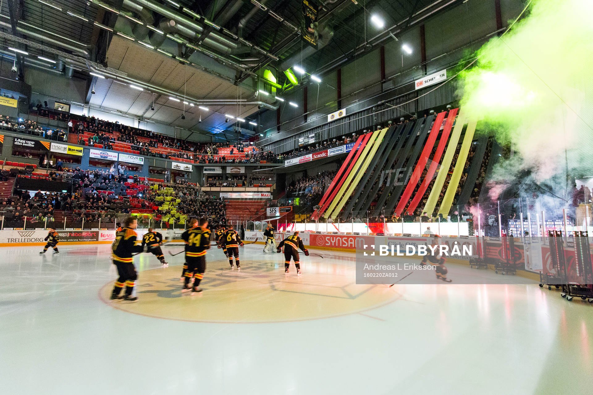 Brynäs supportrar med ett TIFO innan ishockeymatchen i SHL