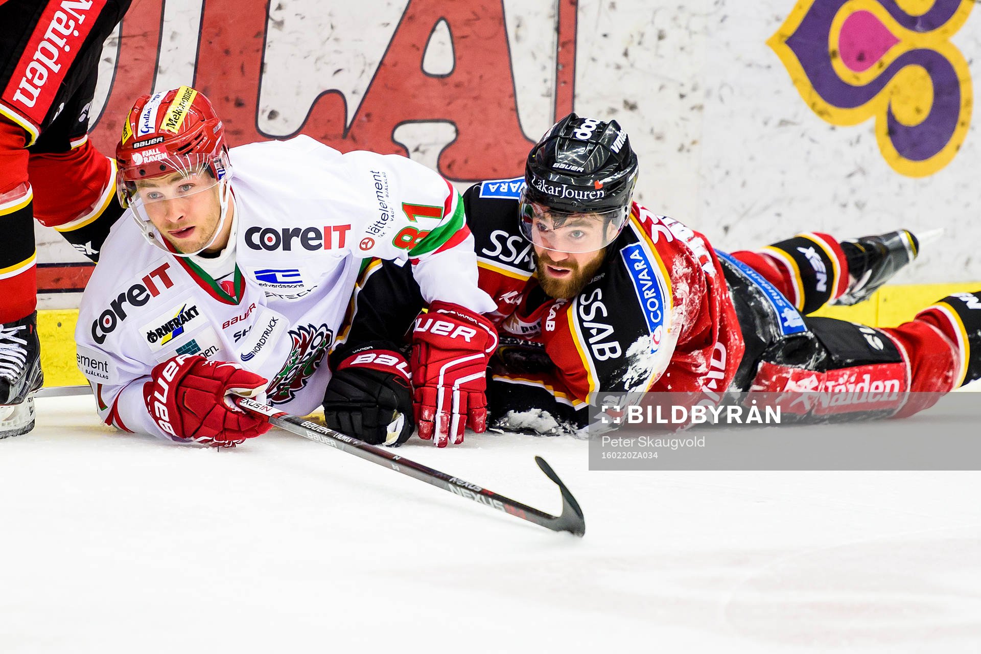 Modos Ilari Filppula och Luleås Jacob Lagacé liger på