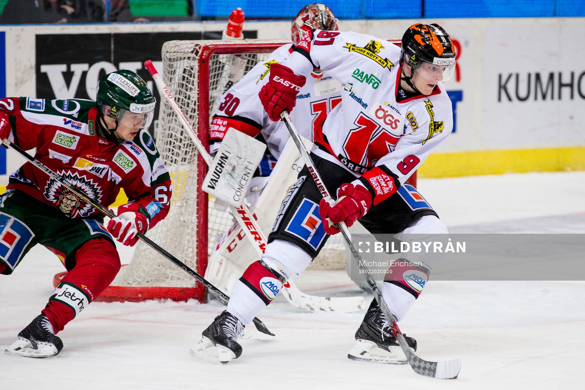 Örebros Jakub Krejcik före Frölundas Artturi Lehkonen