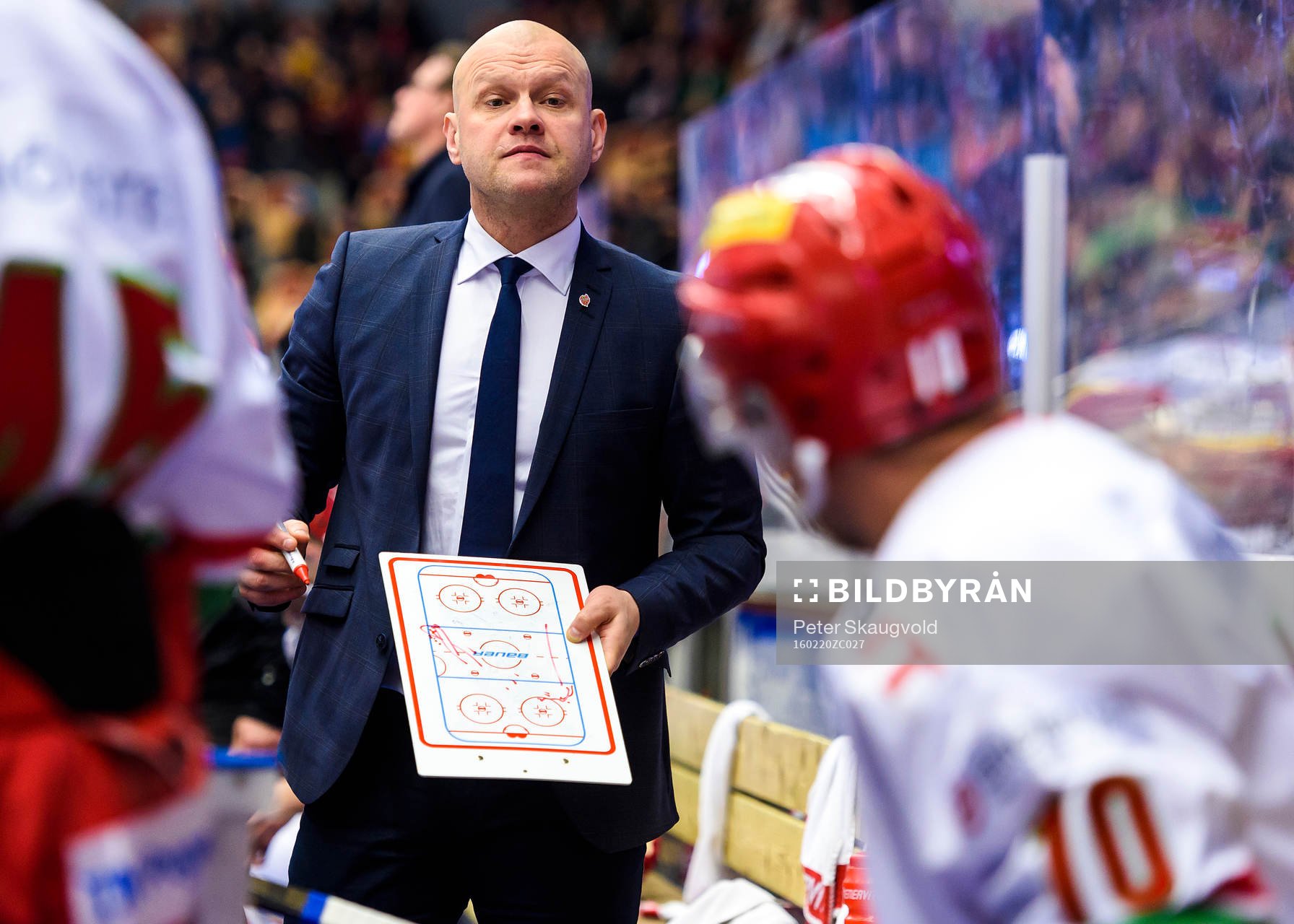 Modos tränare Andreas Johansson pratar med Per-Åge