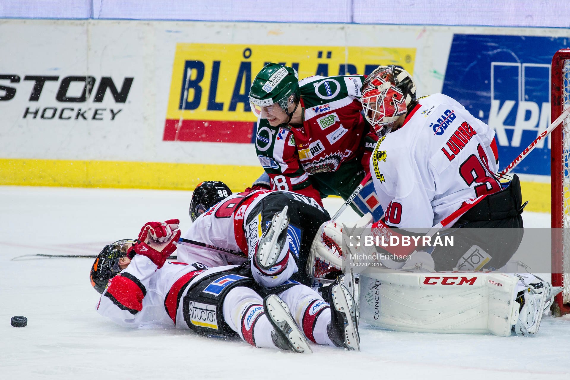 Frölundas Johan Sundström vinner puck