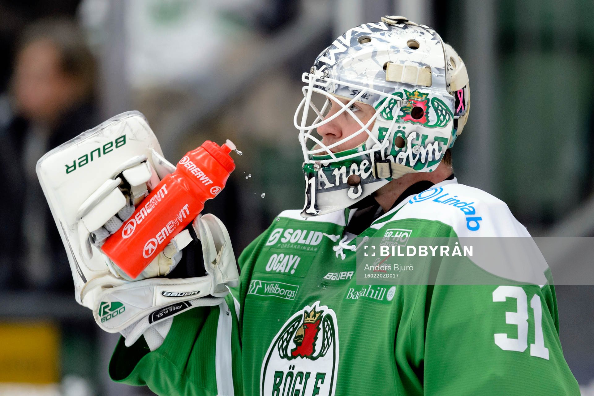 Rögles målvakt Lars Volden dricker vatten
