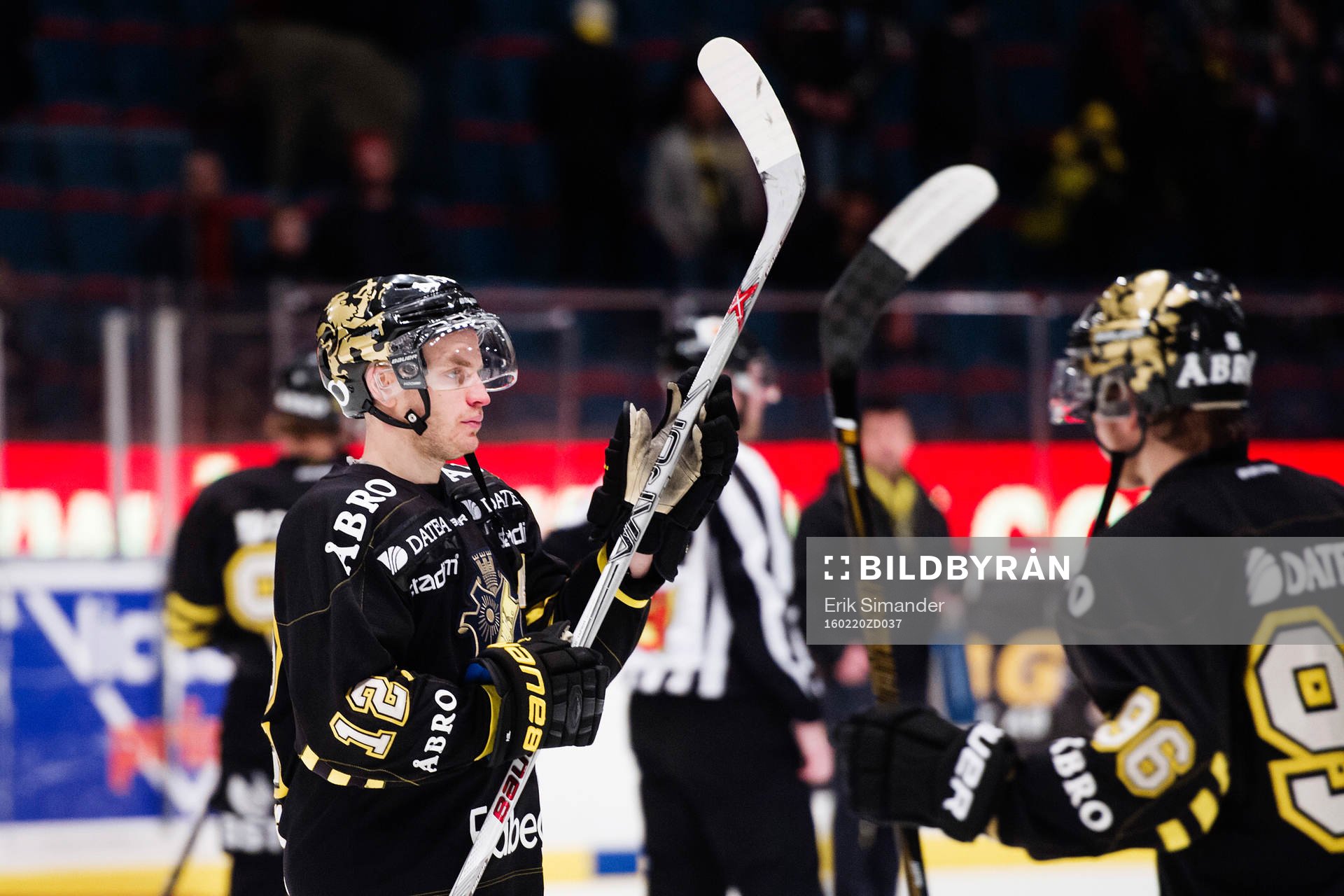 s Fredrik Hynning tackar publiken