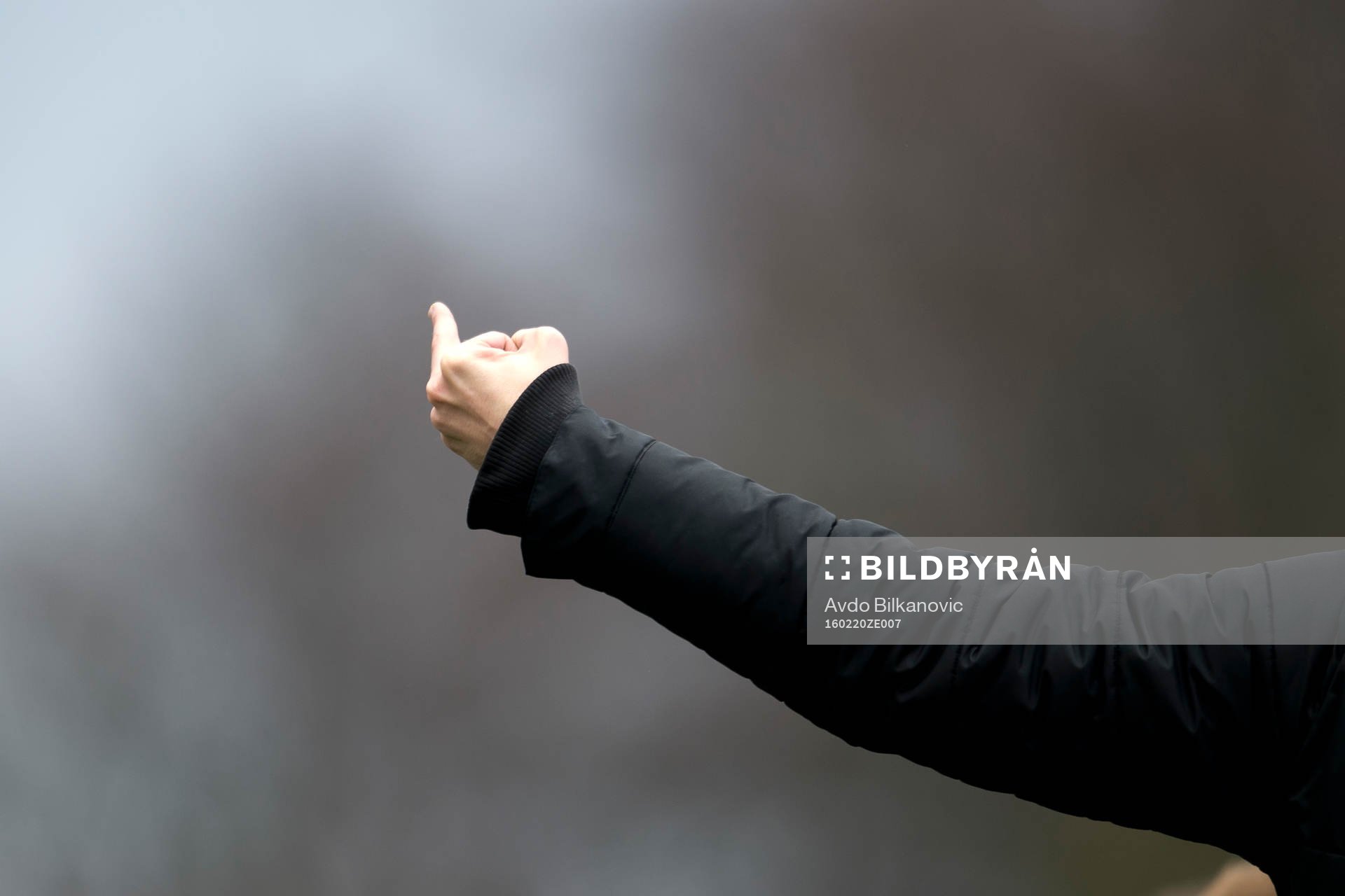 GAIS supporter visar finger
