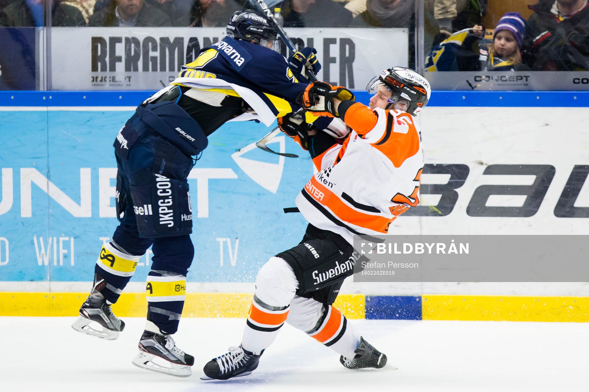 s Kristofer Berglund tacklar Karlskronas Anton Grundel