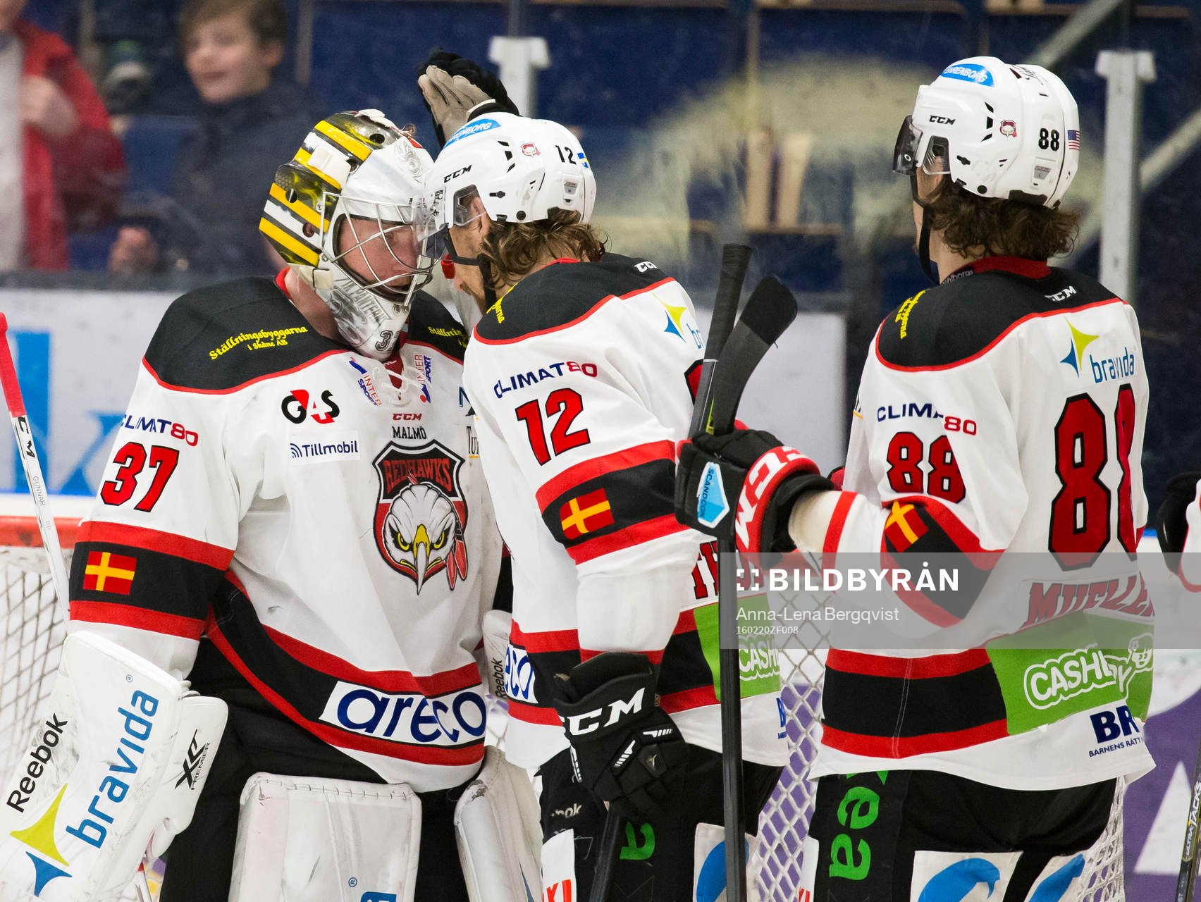 Malmö Redhawks Andreas Thuresson jublar med målvakt Jonas