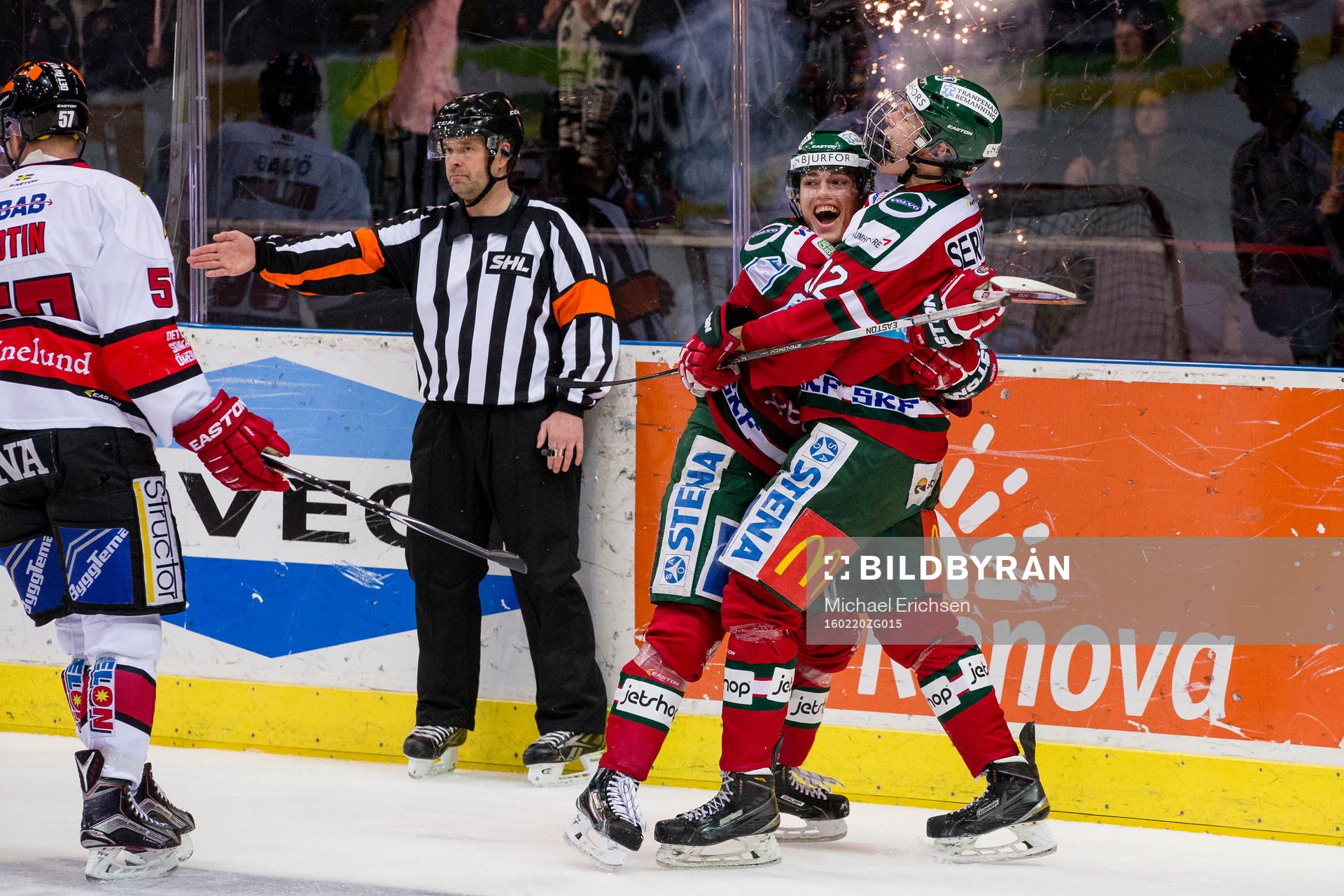 Frölundas Kristian Vesalainen jublar ihop med Andreas