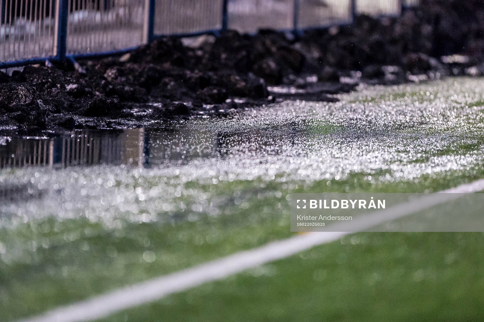 Regn under fotbollsmatchen i Svenska Cupen mellan Halmstad och Frej Täby den 20 februari 2016 i Halmstad.
