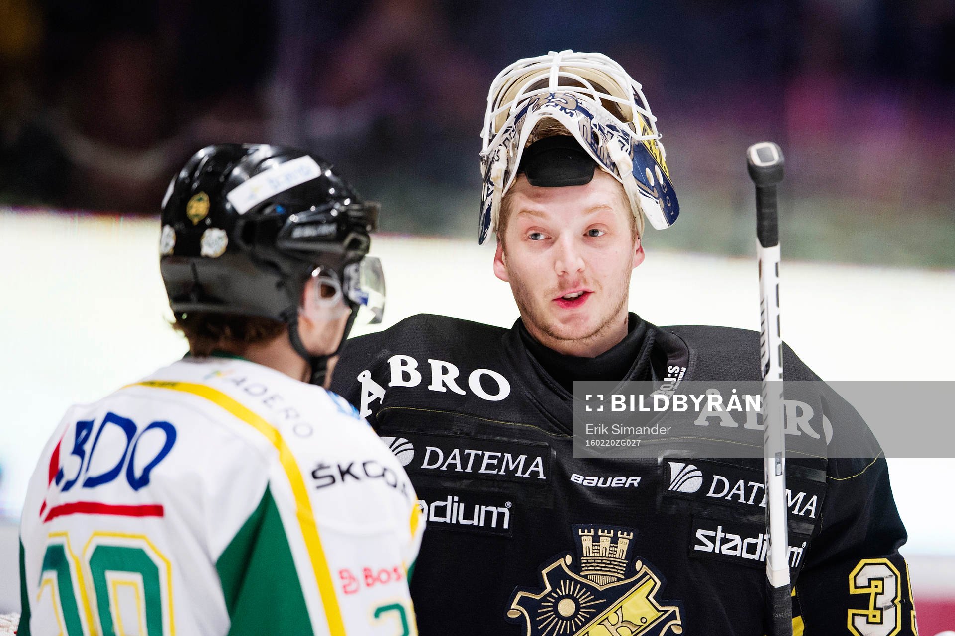 s målvakt Robin Rahm samtalar med Björklövens Lucas