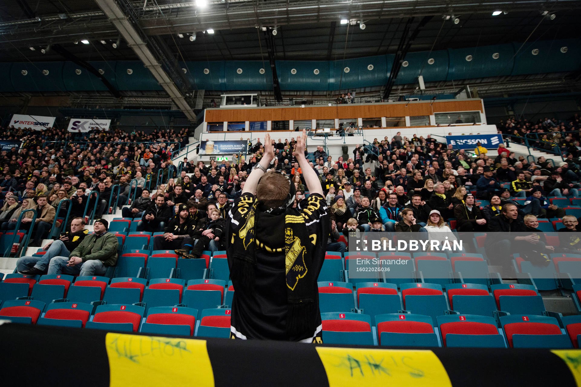 En supporter hejar på åskådarna