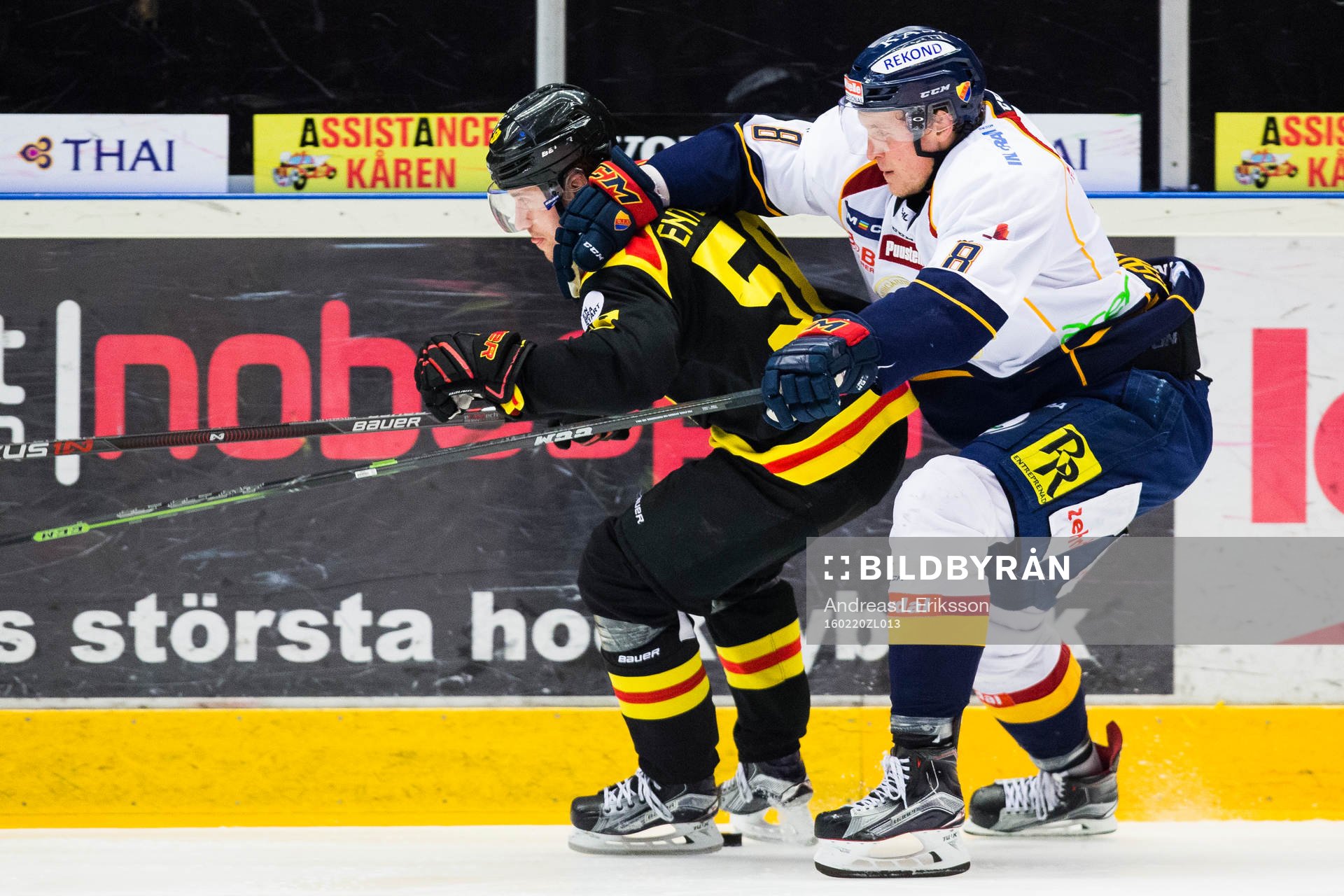 Brynäs Sebastian Enterfeldt blir stoppad av Djurgårdens