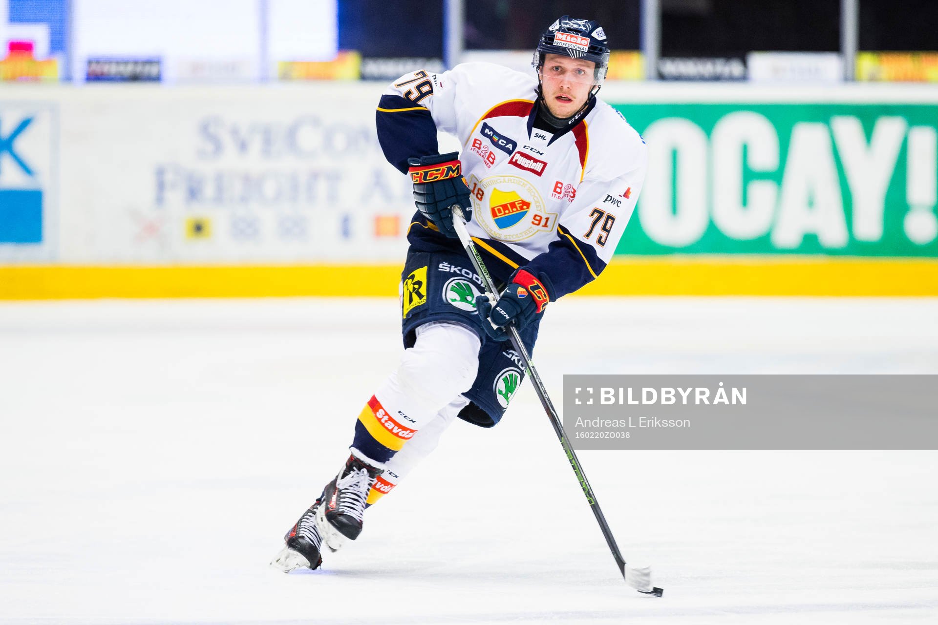 Djurgårdens Emil Lundberg med pucken