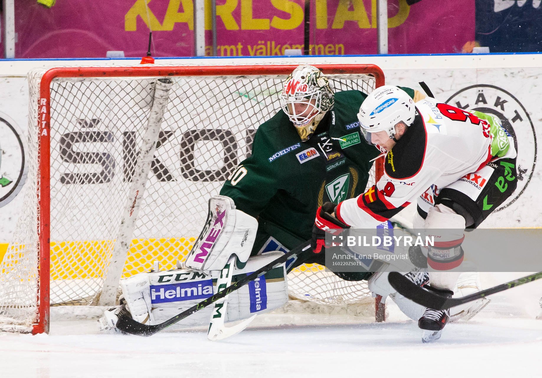 Malmö Redhawks Frederik Storm lägger pucken i mål bakom