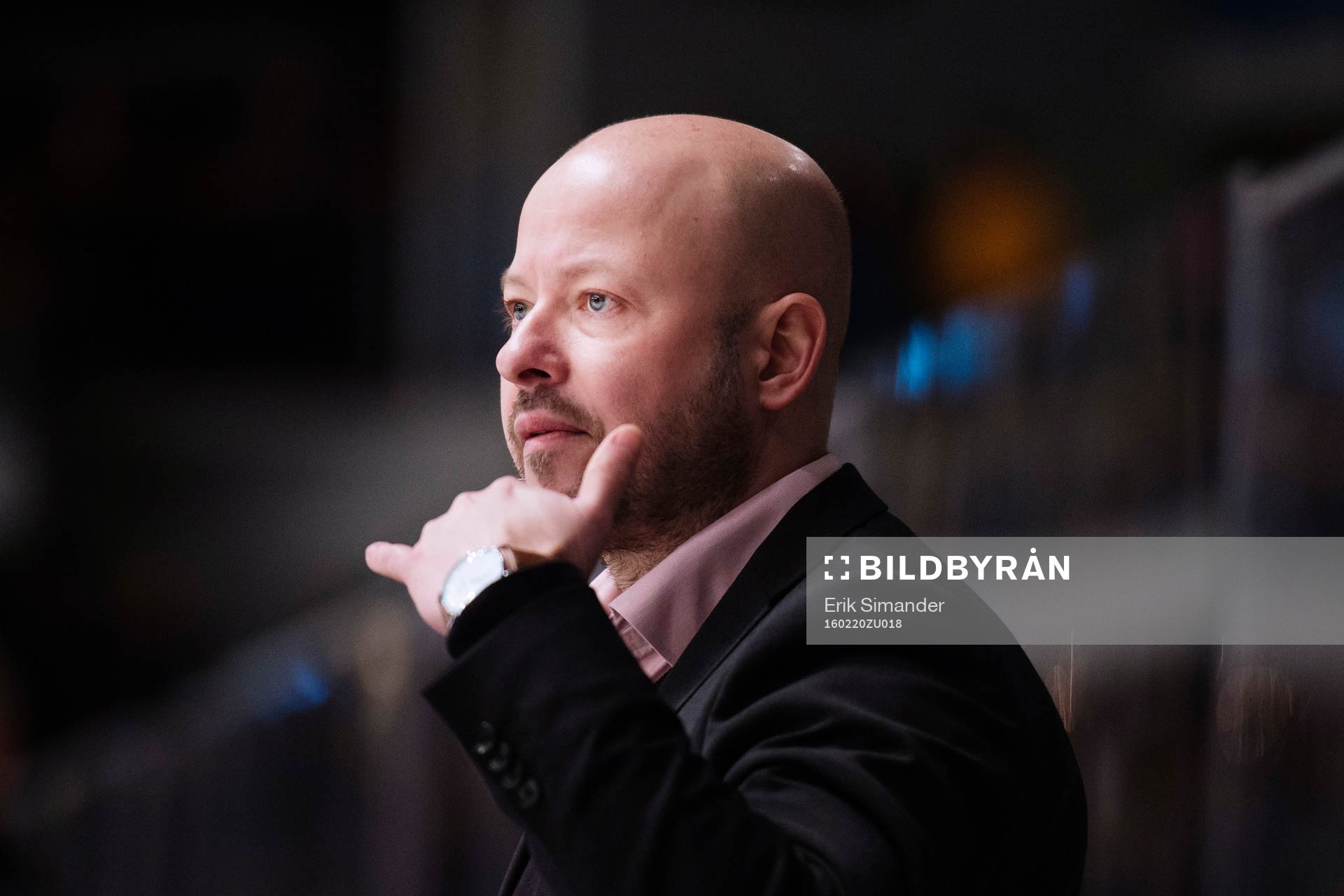 Björklövens tränare Tommy Jonsson signalerar att domaren