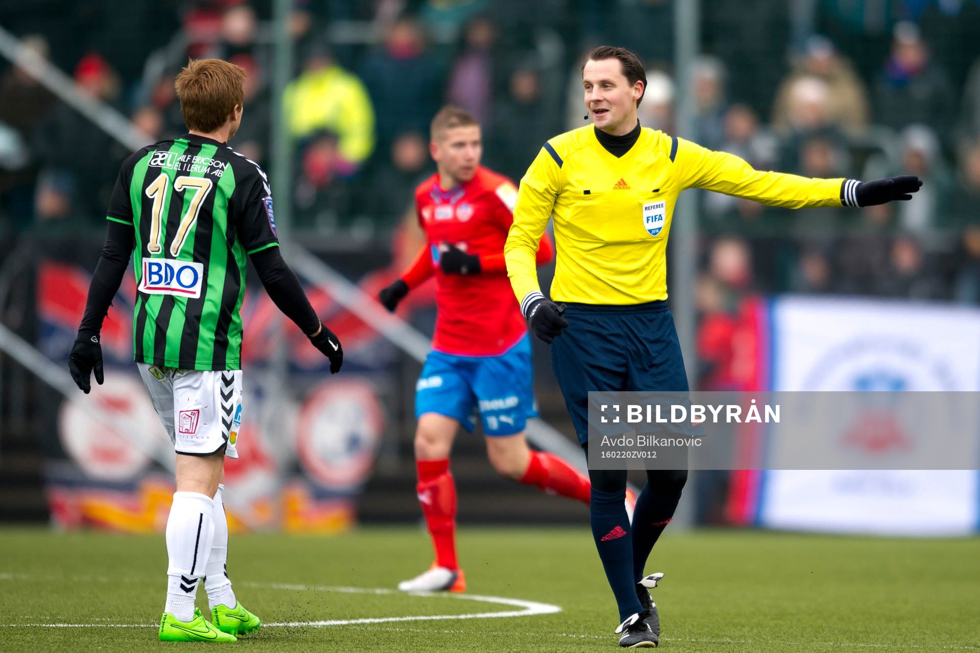 GAIS Dan Keat i diskussion med domare Andreas Ekberg under fotbollsmatchen i Svenska Cupen mellan Helsingborg och GAIS den 20 februari 2016 i Helsingborg.