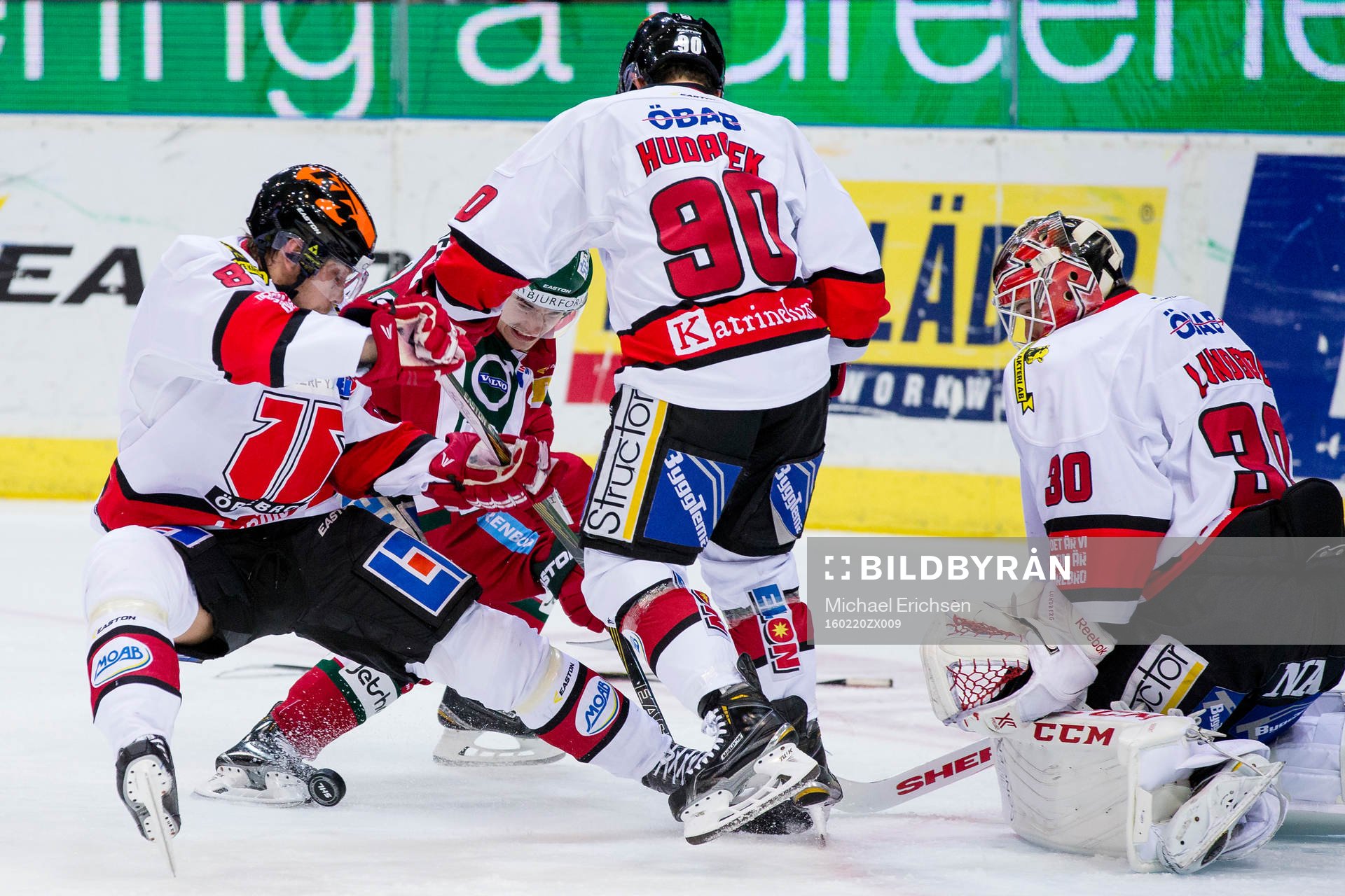 Frölundas Johan Sundström vinner puck