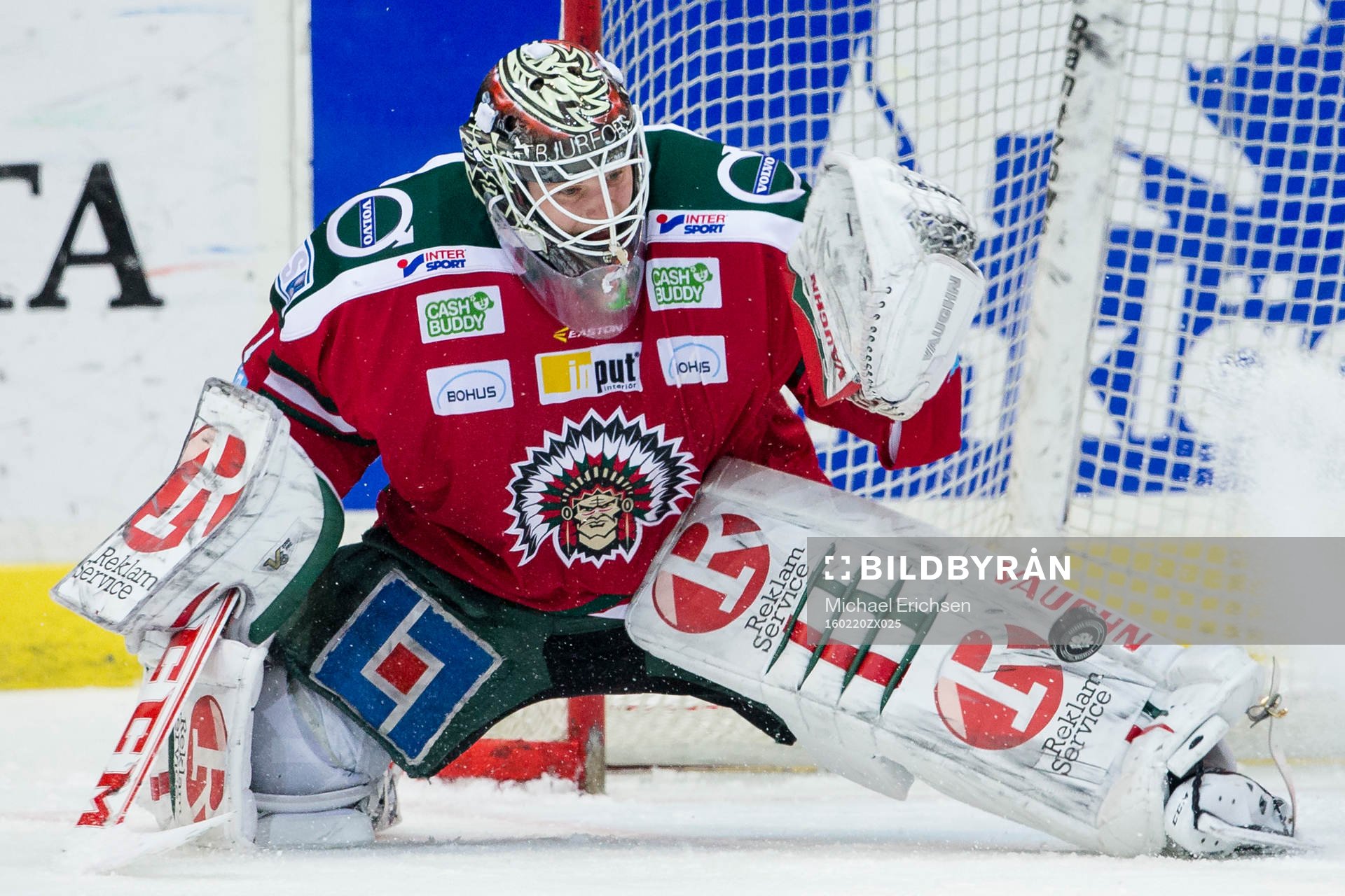 Frölundas målvakt Lars Johansson räddar ett skott