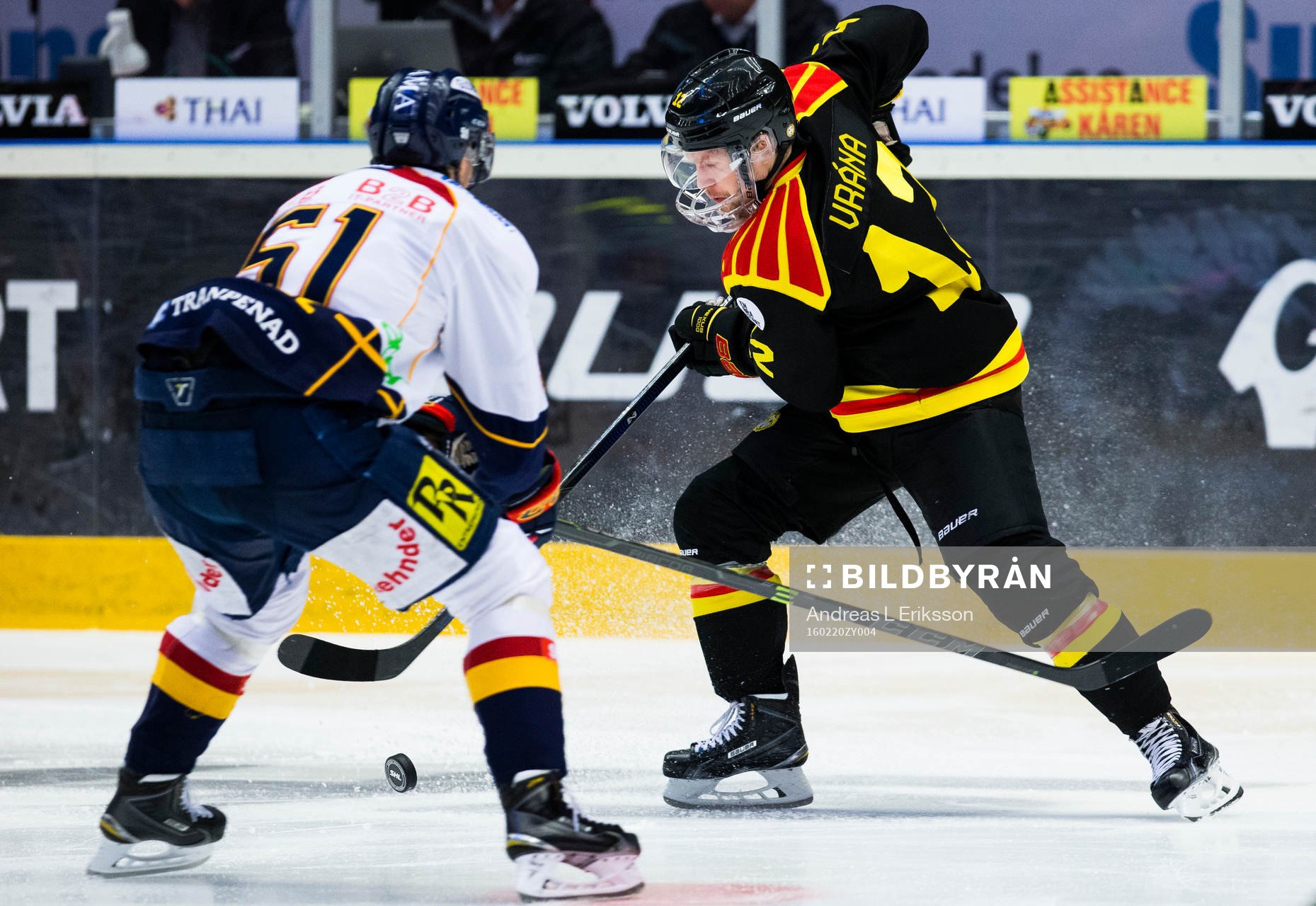Djurgårdens Robin Alvarez försvarar sig mot Brynäs Petr