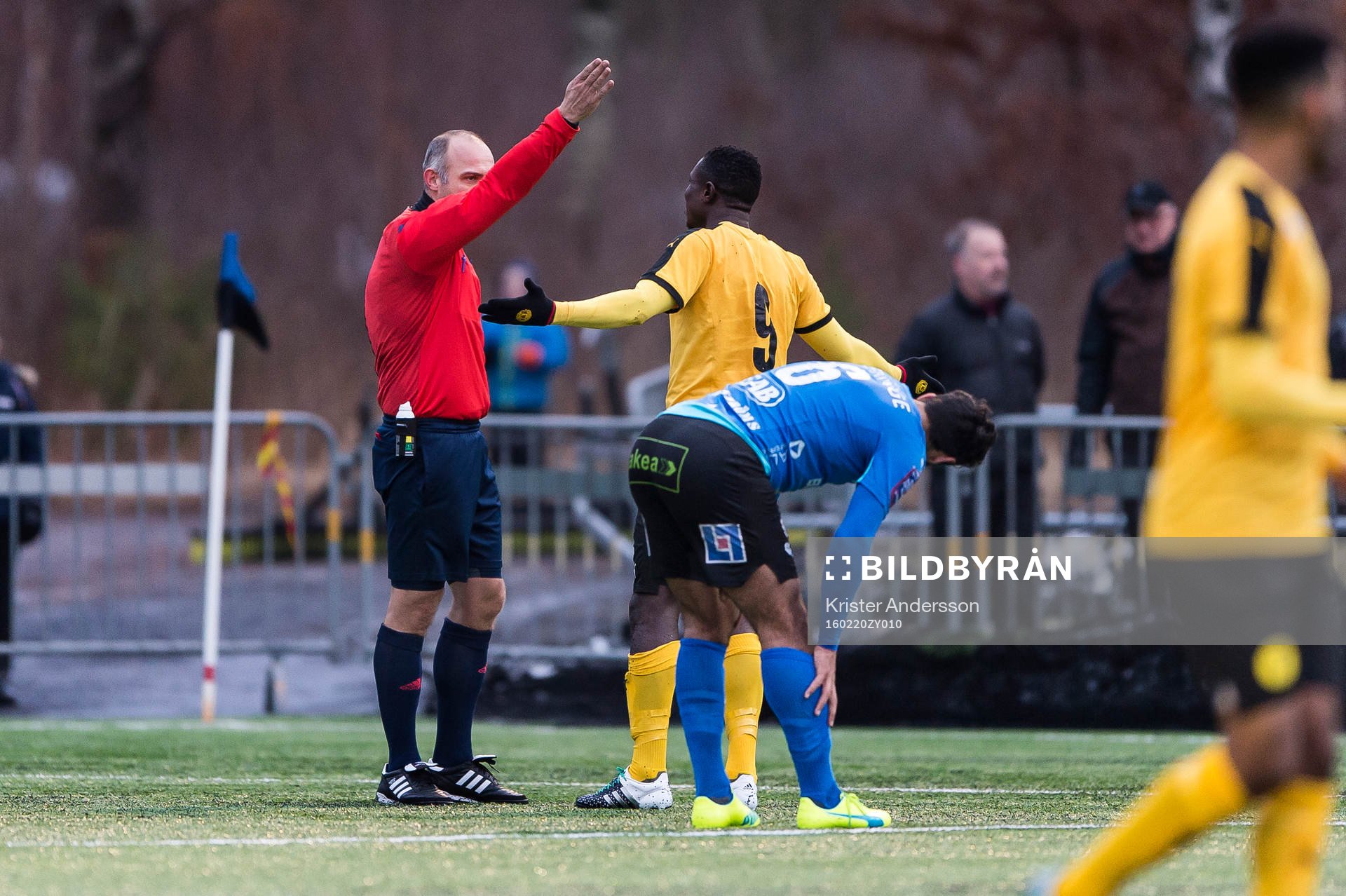 Domare Robert Daradic ger gult kort till Frejs Oke Akpoveta