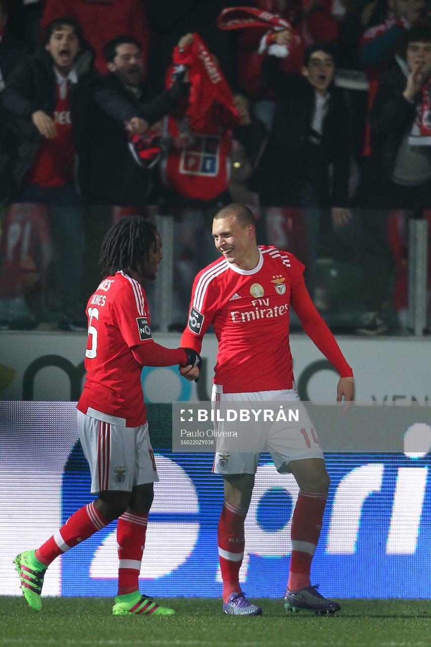  Fotboll, Portugisiska Ligan, Victor Nilsson Lindelöf, Benfica: Benfica's Swedish defender Victor Lindelof (R) and Benfica's midfielder Renato Sanches (L) during the Candido de Oliveira Super Cup, match between SL Benfica and SC Braga, in Municipal de Aveiro Stadium in Aveiro on August 7, 2016. (