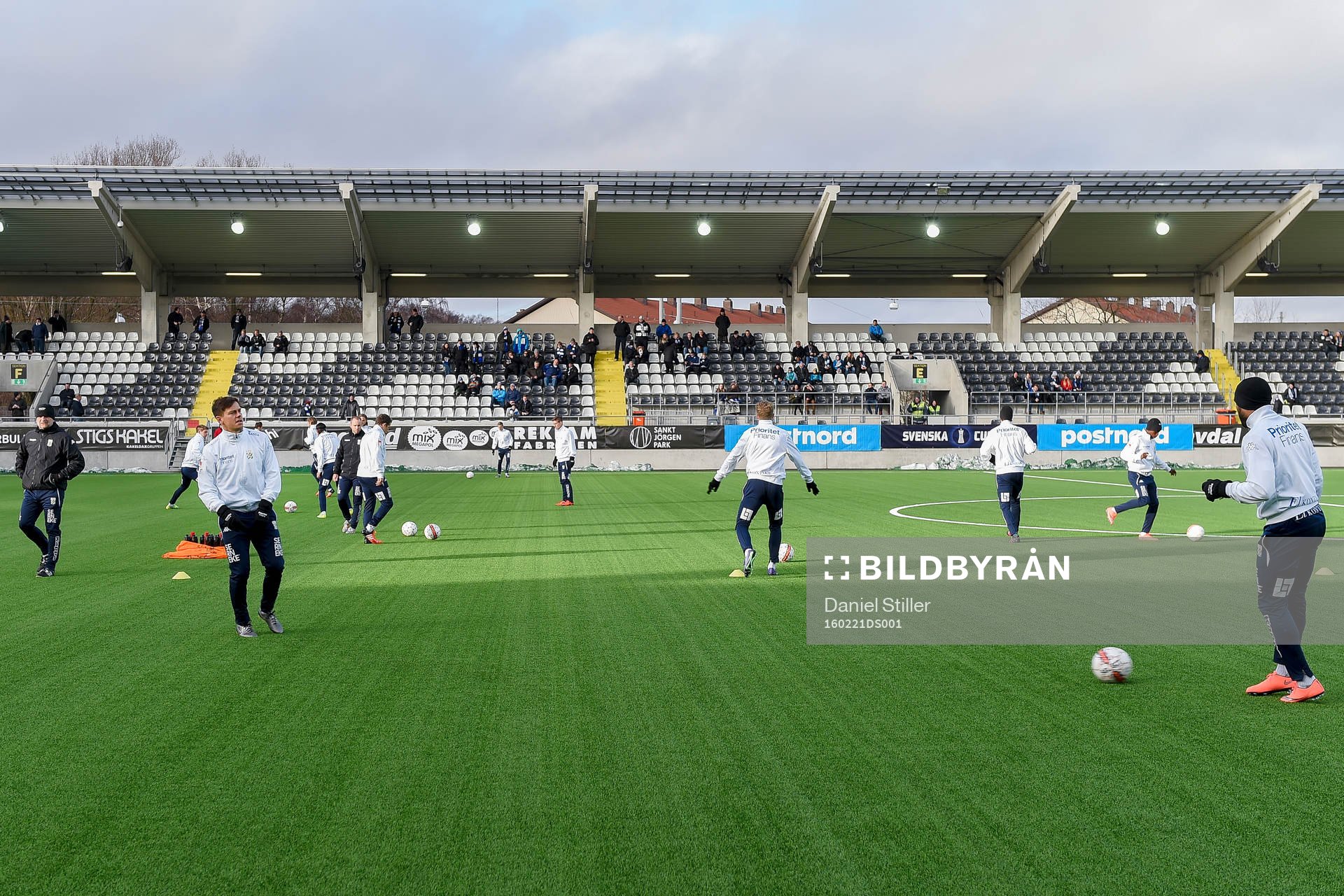 IFK Göteborgs spelare värmer upp före fotbollsmatchen i