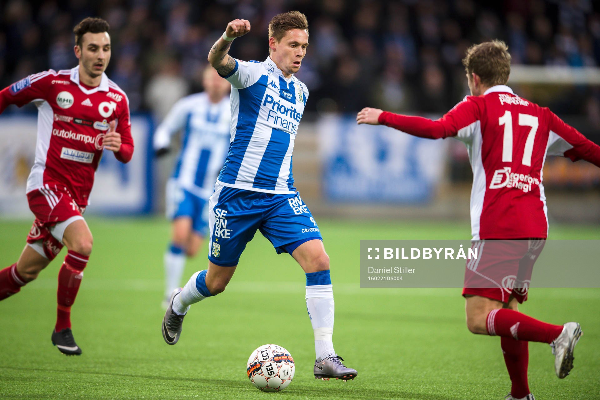 IFK Göteborgs Sören Rieks jagas utav Degerfors Simon Molander under fotbollsmatchen i Svenska Cupen mellan IFK Göteborg och Degerfors den 21 februari 2016 i Göteborg.