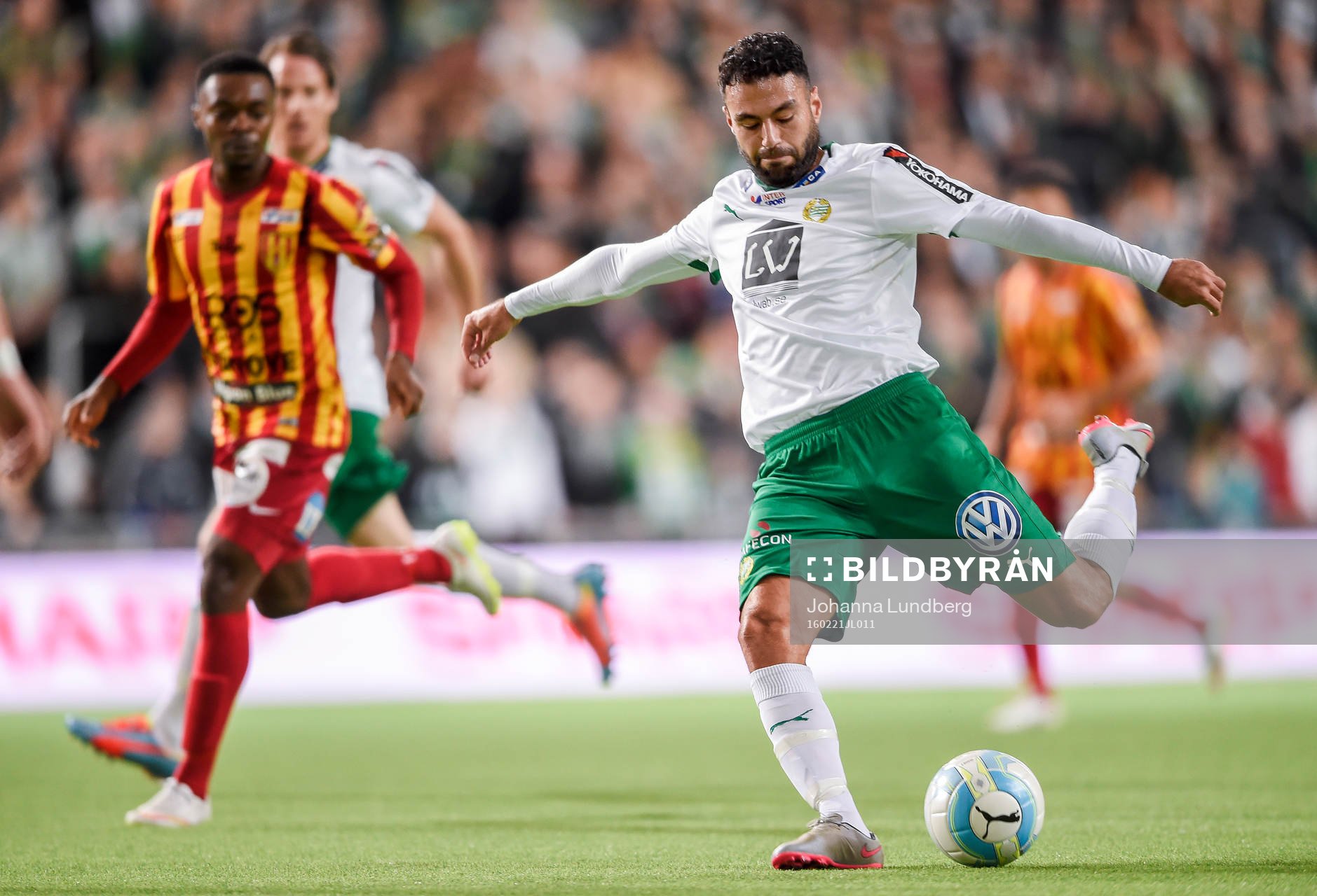Hammarbys Imad Khalili provar skott