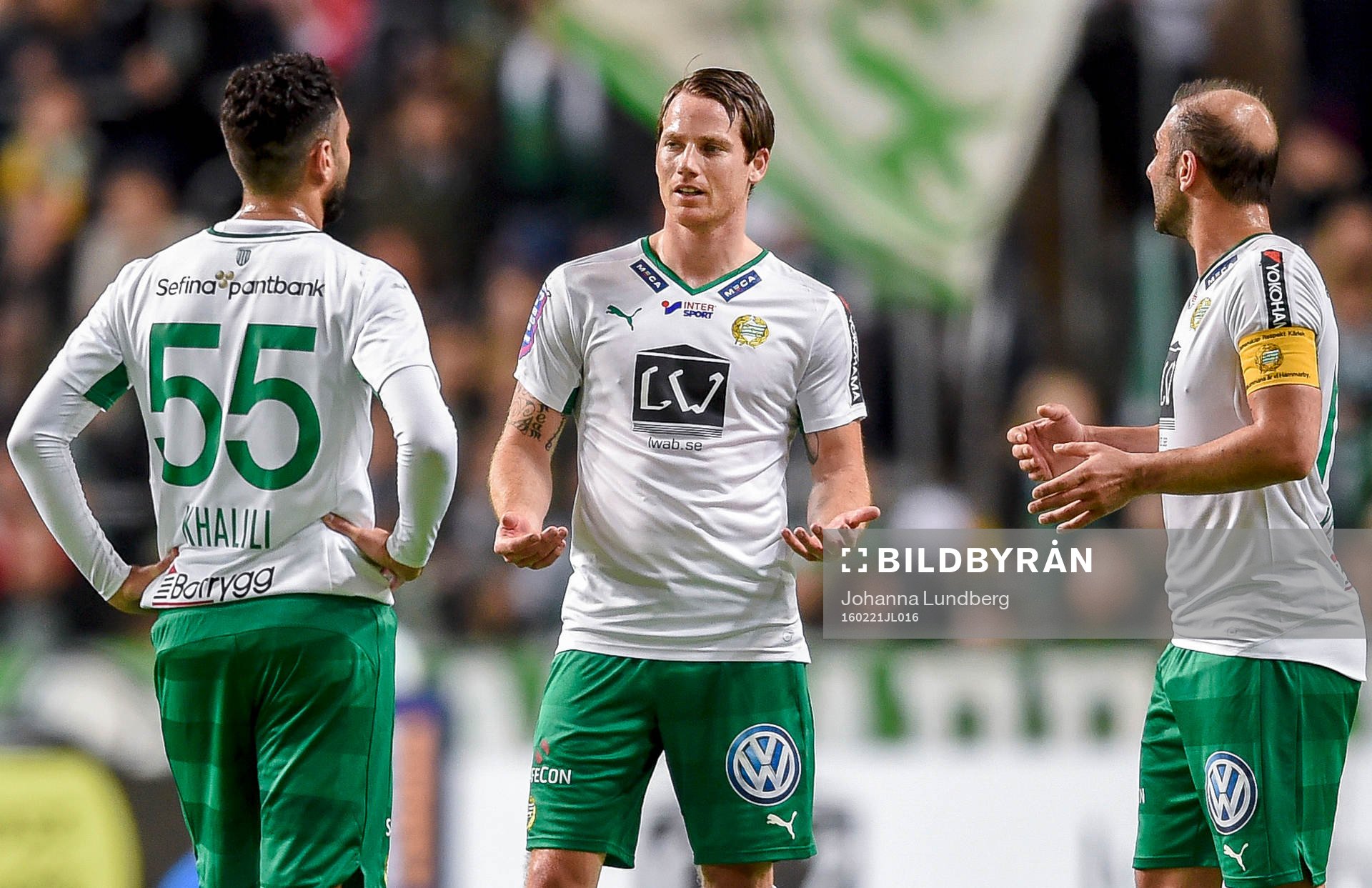 Hammarbys  Johan Persson i en diskussion  med Imad Khalili